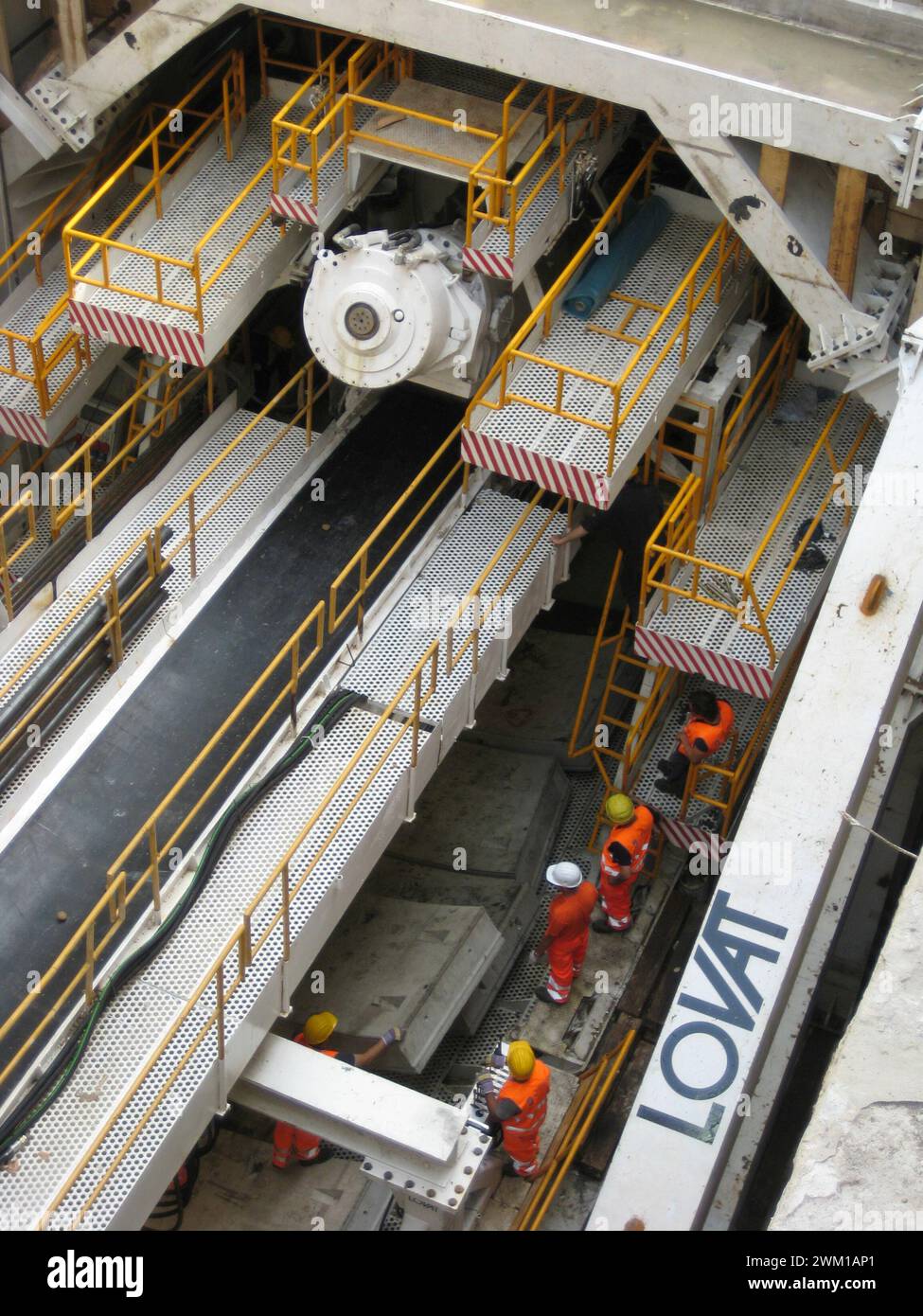 4066218 Milan, via Bignami coin de via Fulvio Testi, août 2008. TBM (tunnelier machine) dans la cour pour la construction de la nouvelle ligne de métro numéro 5 pour Expo 2015 ; (add.info.: Milan, via Bignami angle de via Fulvio Testi, août 2008. TBM (tunnelier machine) dans la cour pour la construction de la nouvelle ligne de métro numéro 5 pour Expo 2015 Milano, via Bignami, angolo Fulvio Testi, agosto 2008. Talpa meccanica nel cantiere per la costruzione della nuova linea 5 della metropolitana) ; © Marcello Mencarini. Tous droits réservés 2024. Banque D'Images