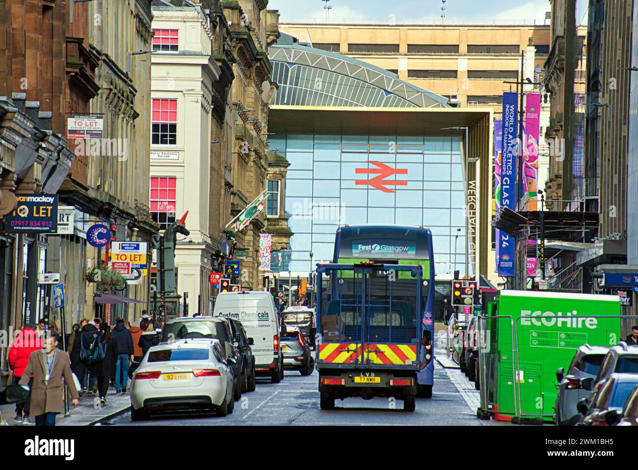 Glasgow, Écosse, Royaume-Uni. 23 février 2024. Météo britannique : de fortes pluies ont vu les habitants s'abriter sous des parapluies sur la rue style Mile Queen. Crédit Gerard Ferry/Alamy Live News Banque D'Images