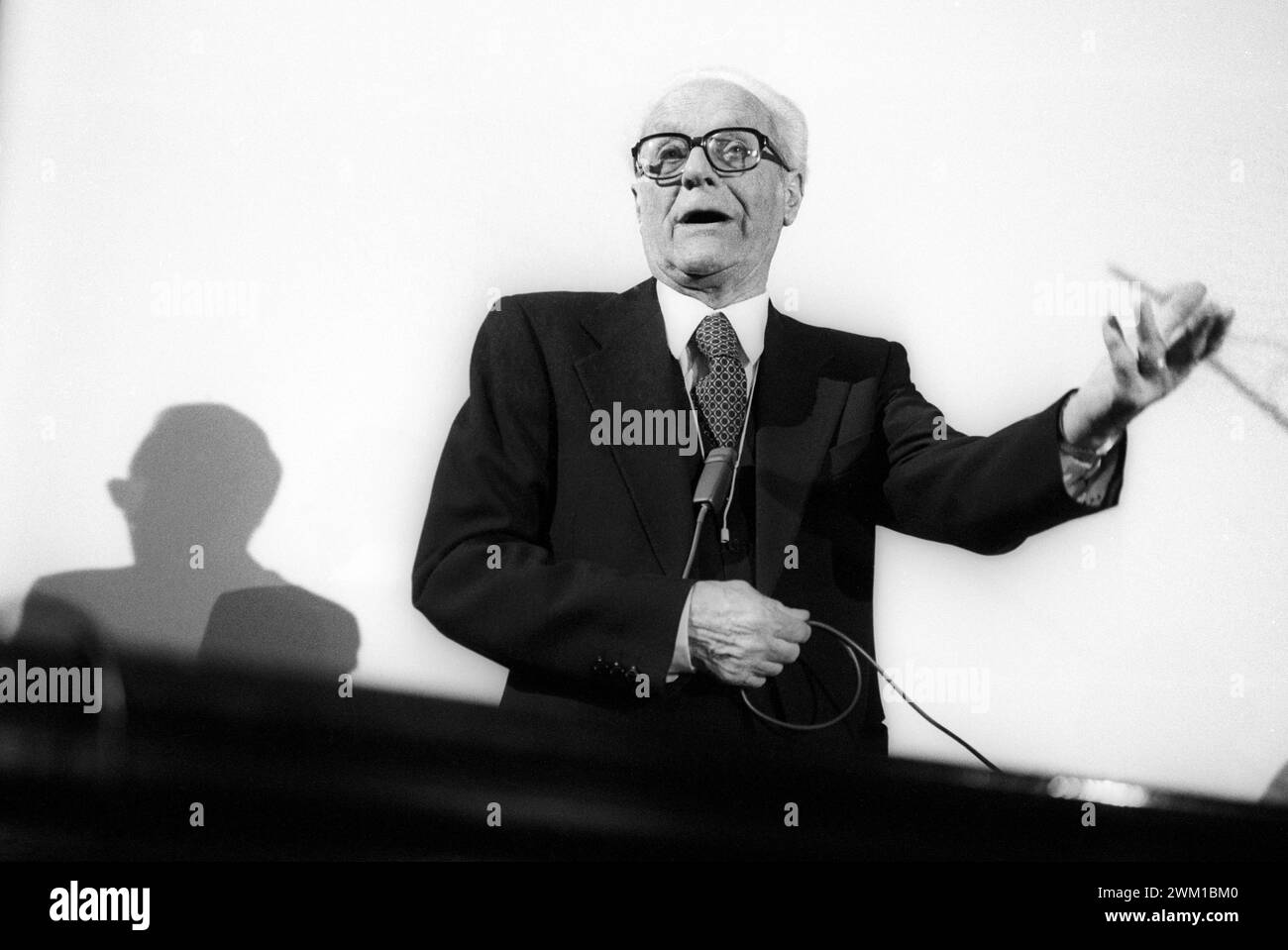 4066669 physicien Edoardo Amaldi pendant une leçon. Il était membre des garçons de la via Panisperna, un groupe de jeunes scientifiques dirigé par Enrico Fermi dans les années 1930 (photo) ; (add.info.: il fisico Edoardo Amaldi durante una lezione. Fu membro dei ragazzi di via Panisperna, un gruppo di giovani scienziati diretti da Enrico Fermi negi anni 30 del 900) ; © Marcello Mencarini. Tous droits réservés 2024. Banque D'Images