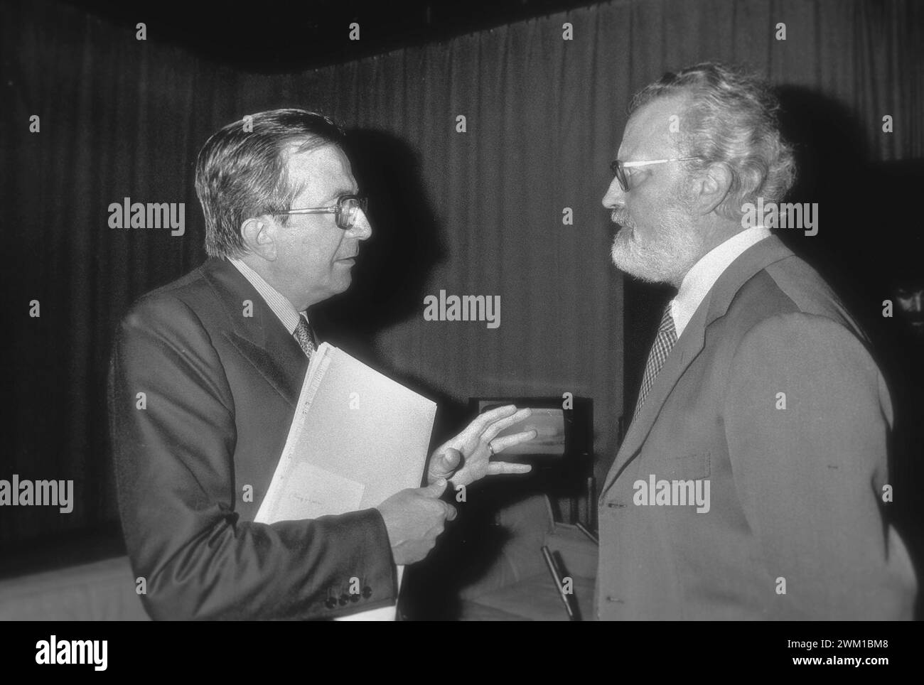 4066685 Rome, vers 1980. Giulio Andreotti, homme politique italien, dirigeant du Parti de la démocratie chrétienne, et Eugenio Scalfari, journaliste (photo) ; (add.info.: Rome ; Rome, Italie ; Italie, Italie, Roma, 1980 circa. Il politico Democristiano Giulio Andreotti con il giornalista Eugenio Scalfari) ; © Marcello Mencarini. Tous droits réservés 2024. Banque D'Images