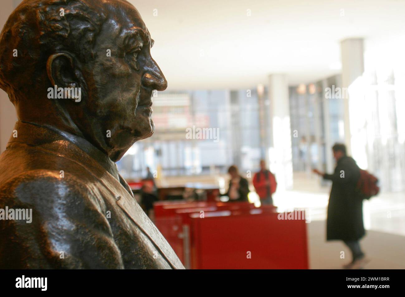 4066769 Statue d'Adolph Simon Ochs (né le 12 mars 1858 au 8 avril 1935) dans le hall du New York Times Building conçu par l'architecte Renzo Piano. Adolph S. Ochs était un éditeur de journaux américain et ancien propriétaire du New York Times et du Chattanooga Times (aujourd'hui le Chattanooga Times Free Press) de Miserendino, Vincenzo (1875-1943) (add.info.: New York (2008) Statua di Simon Ochs (n. 12 marzo 1858 - M. 8 aprile 1935) nella hall del New York Building progettato da Renzo Piano. Adolph S. Ochs è stato un editore americano proprietario del New York Times e del Chattanooga Times (Ora Cha Banque D'Images