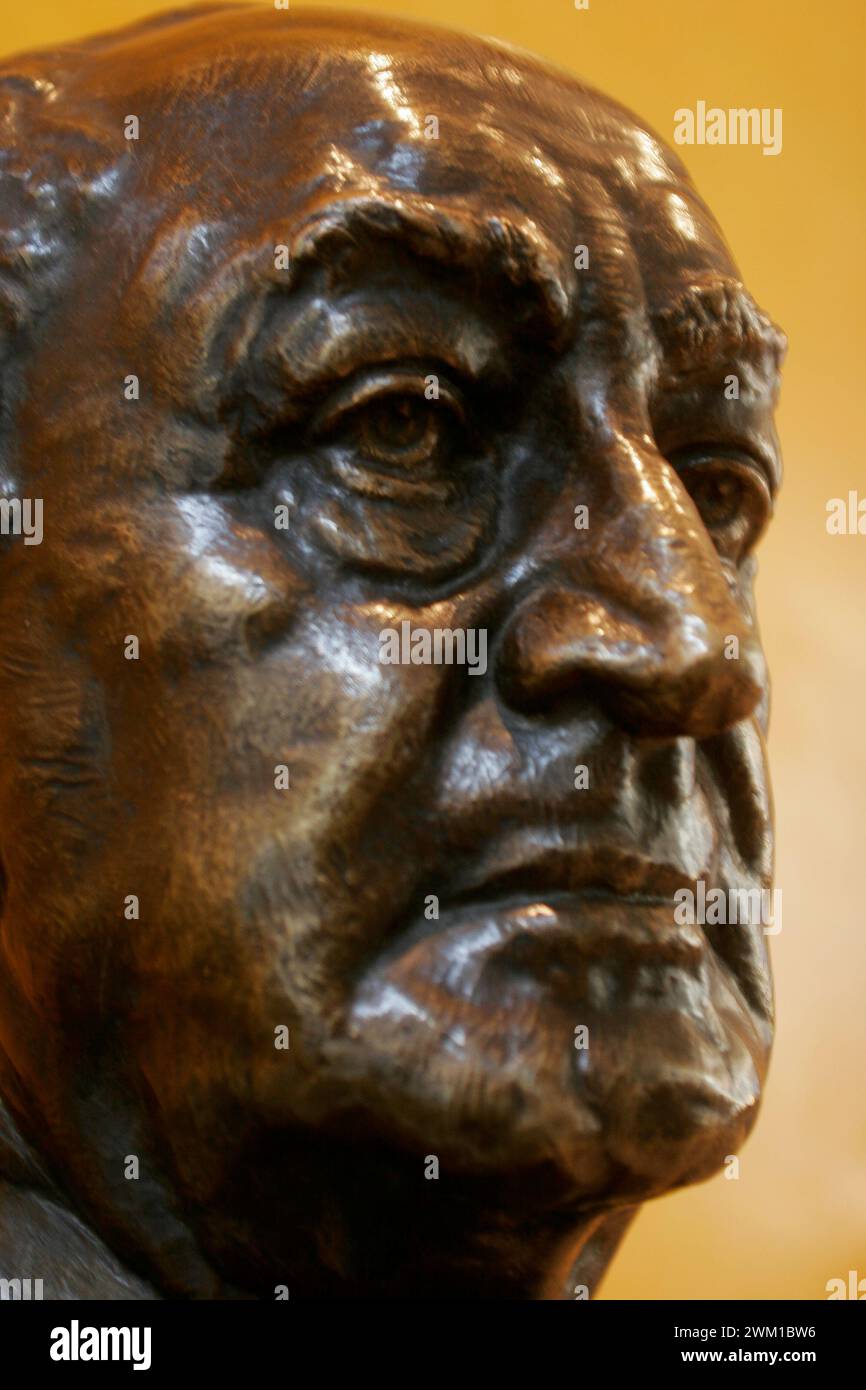 4066771 Statue d'Adolph Simon Ochs (né le 12 mars 1858 au 8 avril 1935) dans le hall du New York Times Building conçu par l'architecte Renzo Piano. Adolph S. Ochs était un éditeur de journaux américain et ancien propriétaire du New York Times et du Chattanooga Times (aujourd'hui le Chattanooga Times Free Press) de Miserendino, Vincenzo (1875-1943) (add.info.: New York (2008) Statua di Simon Ochs (n. 12 marzo 1858 - M. 8 aprile 1935) nella hall del New York Building progettato da Renzo Piano. Adolph S. Ochs è stato un editore americano proprietario del New York Times e del Chattanooga Times (Ora Cha Banque D'Images