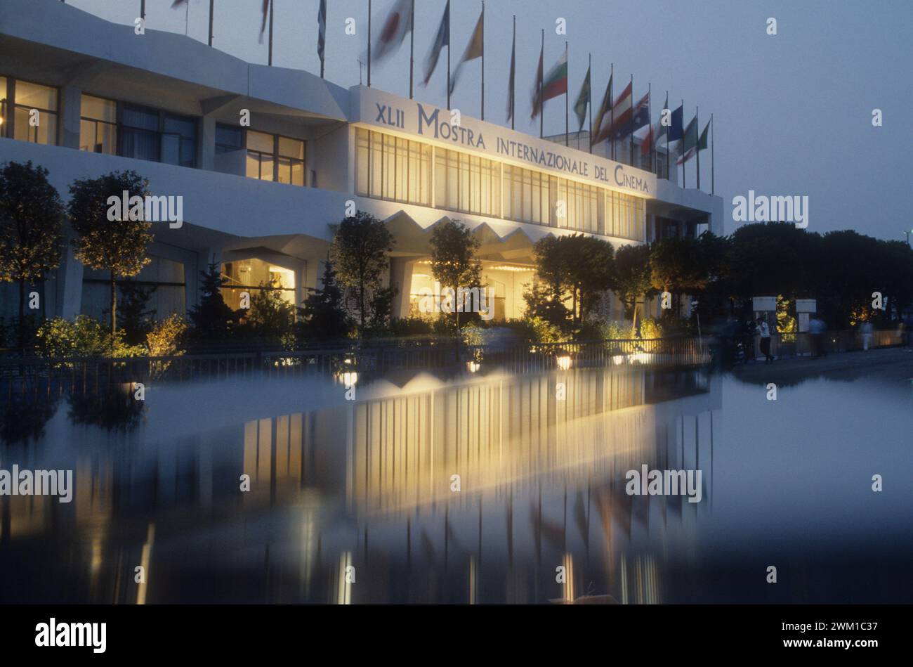 4066932 Lido de Venise, Festival du film de Venise 1985. Le Palais du Cinéma ; (add.info.: Lido de Venise, Festival du film de Venise 1985. The Cinema Palace / Lido di Venezia, Mostra del Cinema di Venezia 1985.il Palazzo del Cinema - © Marcello Mencarini) ; © Marcello Mencarini. Tous droits réservés 2024. Banque D'Images