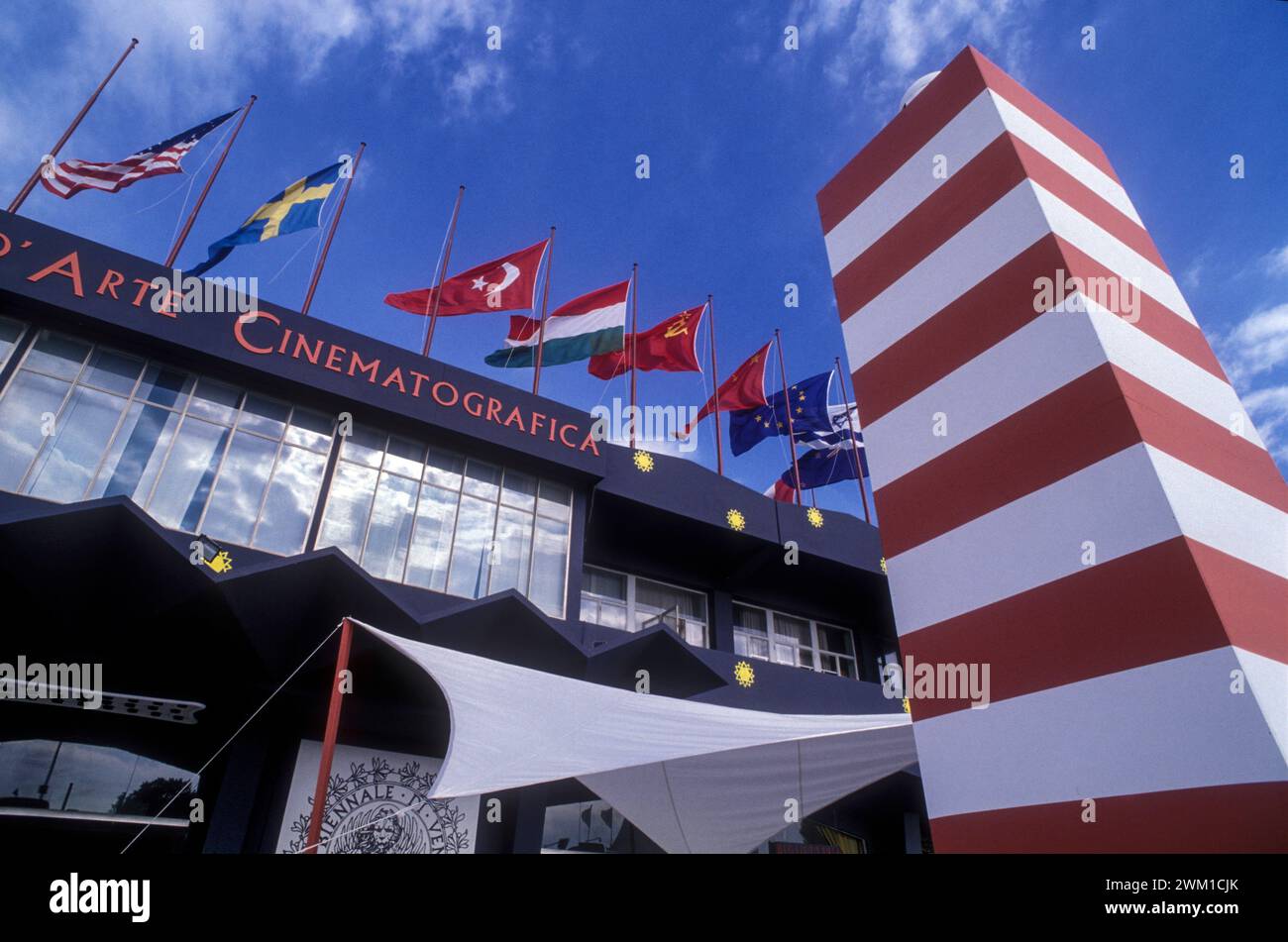 4067151 Lido de Venise, Festival du film de Venise 1990. Le Palais du Cinéma ; (add.info.: Lido de Venise, Festival du film de Venise 1990. The Cinema Palace / Lido di Venezia, Mostra del Cinema di Venezia 1990. Il Palazzo del Cinema - © Marcello Mencarini) ; © Marcello Mencarini. Tous droits réservés 2024. Banque D'Images