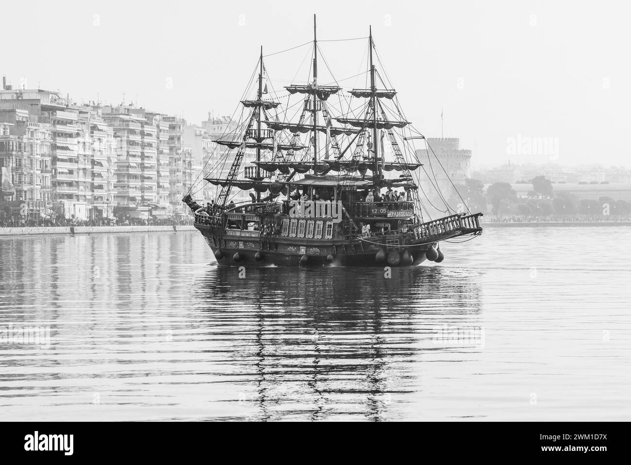 Voyage mystique. Aventure en bateau pirate autour de White Tower. Mer Égée crusant. 2. 10. 2024 Thessalonique Grèce. Noir et blanc, monochrome. Banque D'Images