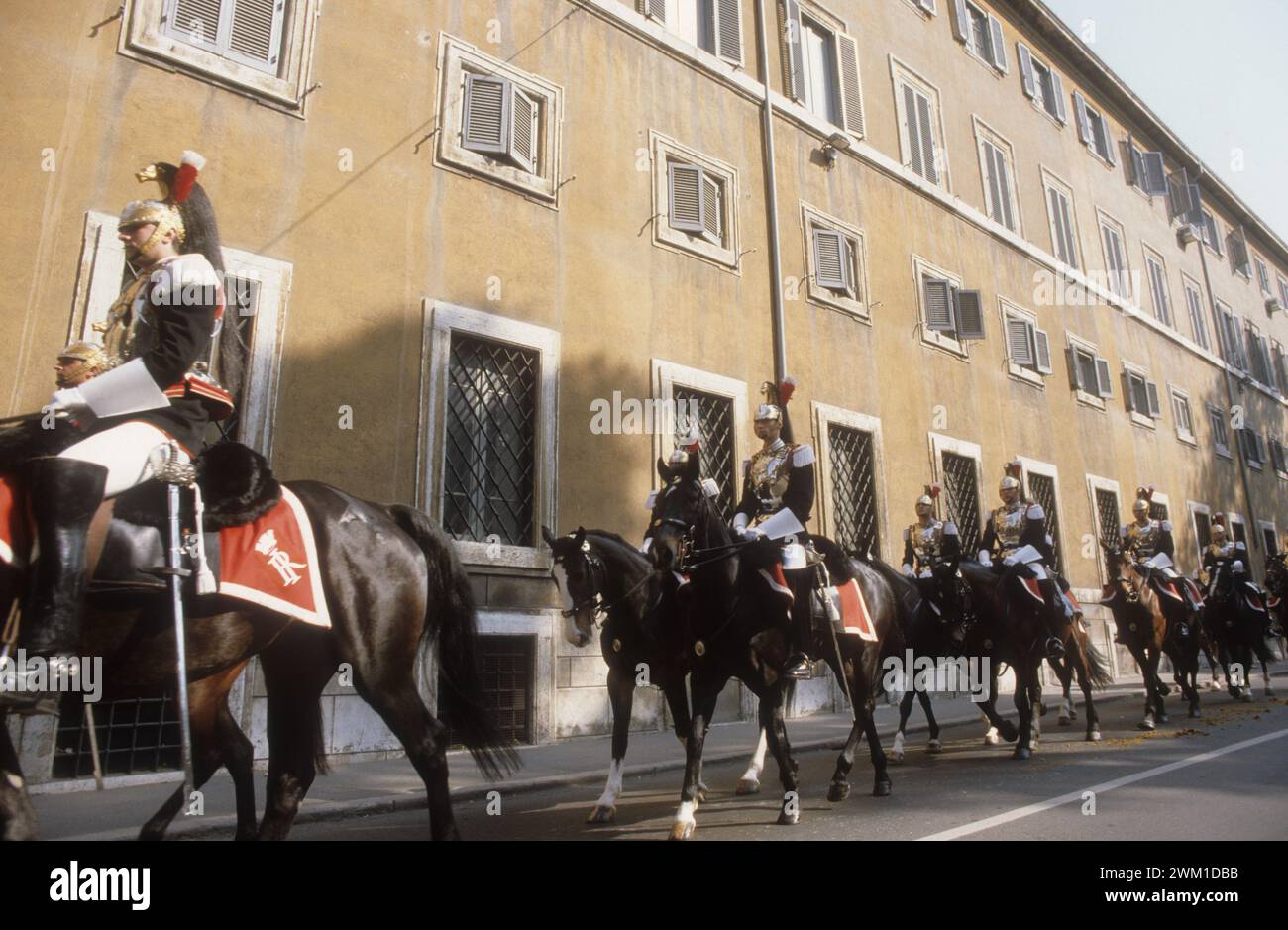 4067471 Rome, 1985. Cuirassiers à cheval devant le palais du Quirinal, siège du président de la République italienne, dont ils sont la garde d'honneur ; (add.info.: Rome, 1985. Roma, 1985. Corazzieri a cavallo davanti al palazzo del Quirinale, sede del Presidente della Repubblica italiana di cui sono la guardia d'onore) ; © Marcello Mencarini. Tous droits réservés 2024. Banque D'Images