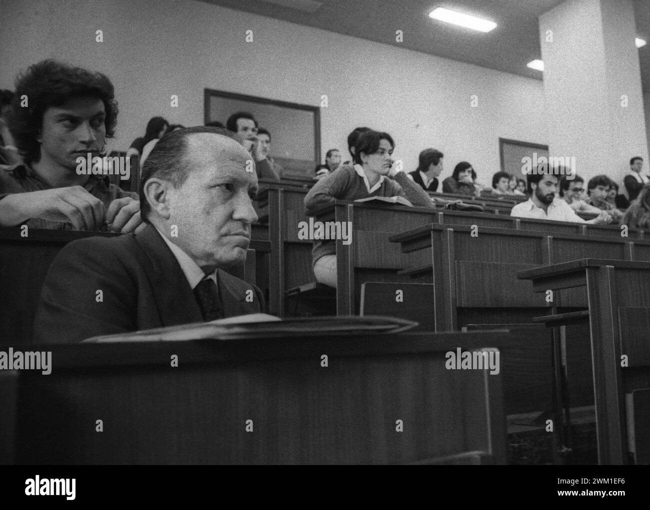 4067981 Rome, 1979. L'économiste italien Federico Caffè dans une salle de classe de l'Université la Sapienza où il enseignait à cette époque (photo) ; (add.info.: Rome ; Roma, Italie ; Italia, Italie, Université la Sapienza ; Universi Roma, 1979. L'economista Federico Caffè in un'aula dell'Università la Sapienza colombe allora insegnava) ; © Marcello Mencarini. Tous droits réservés 2024. Banque D'Images