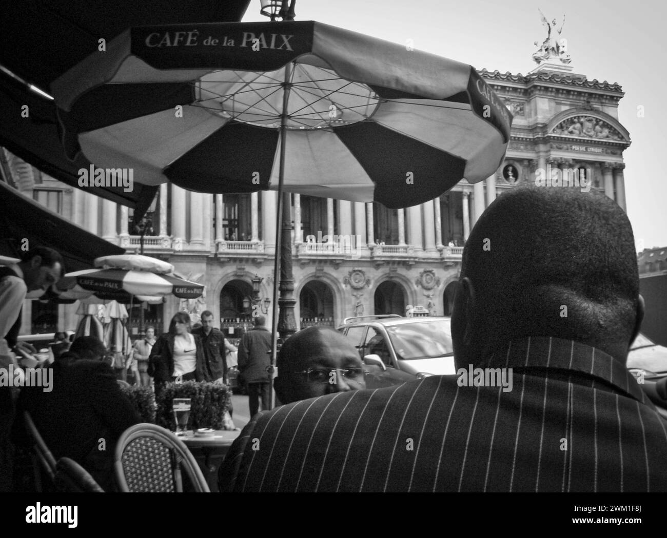 4068252 personnes sur la terrasse du Café de la paix devant l'Opéra de Paris (Palais Garnier) ; (add.info.: 24 heures à Paris Gente seduta nella terrazza del Cafe de la paix davanti all'Opera di Parigi (Palais Garnier)) ; © Marcello Mencarini. Tous droits réservés 2024. Banque D'Images 4068252 personnes sur la terrasse du Café de la paix devant l'Opéra de Paris (Palais Garnier) ; (add.info.: 24 heures à Paris Gente seduta nella terrazza del Cafe de la paix davanti all'Opera di Parigi (Palais Garnier)) ; © Marcello Mencarini. Tous droits réservés 2024. Banque D'Images