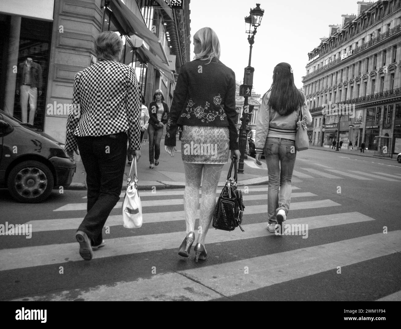 4068253 femmes vues de derrière en traversant la route à Paris ; (add.info.: 24 heures à Paris donne viste di spalle mentre attraversano la strada a Parigi) ; © Marcello Mencarini. Tous droits réservés 2024. Banque D'Images