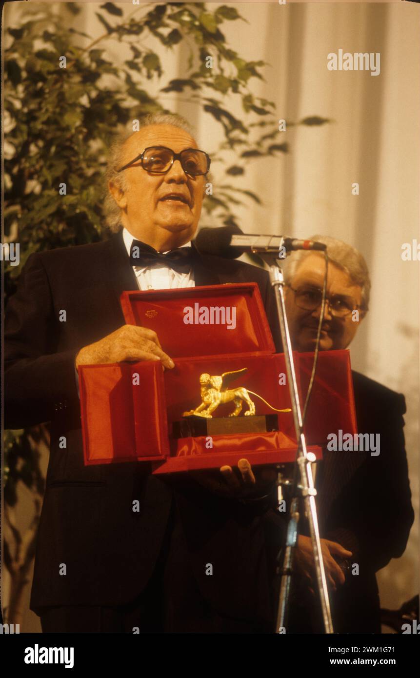 4068640 Festival du film de Venise 1985. Le réalisateur italien Federico Fellini reçoit le prix Lion d'Or pour les réalisations de la vie (photo) ; (Lido de Venise add.info.: ; Lido di Venezia, Italie ; Italia, ve 1985 Mostra del Cinema di Venezia 1985. Il regista Federico Fellini riceve il Leone d'oro alla carriera) ; © Marcello Mencarini. Tous droits réservés 2024. Banque D'Images