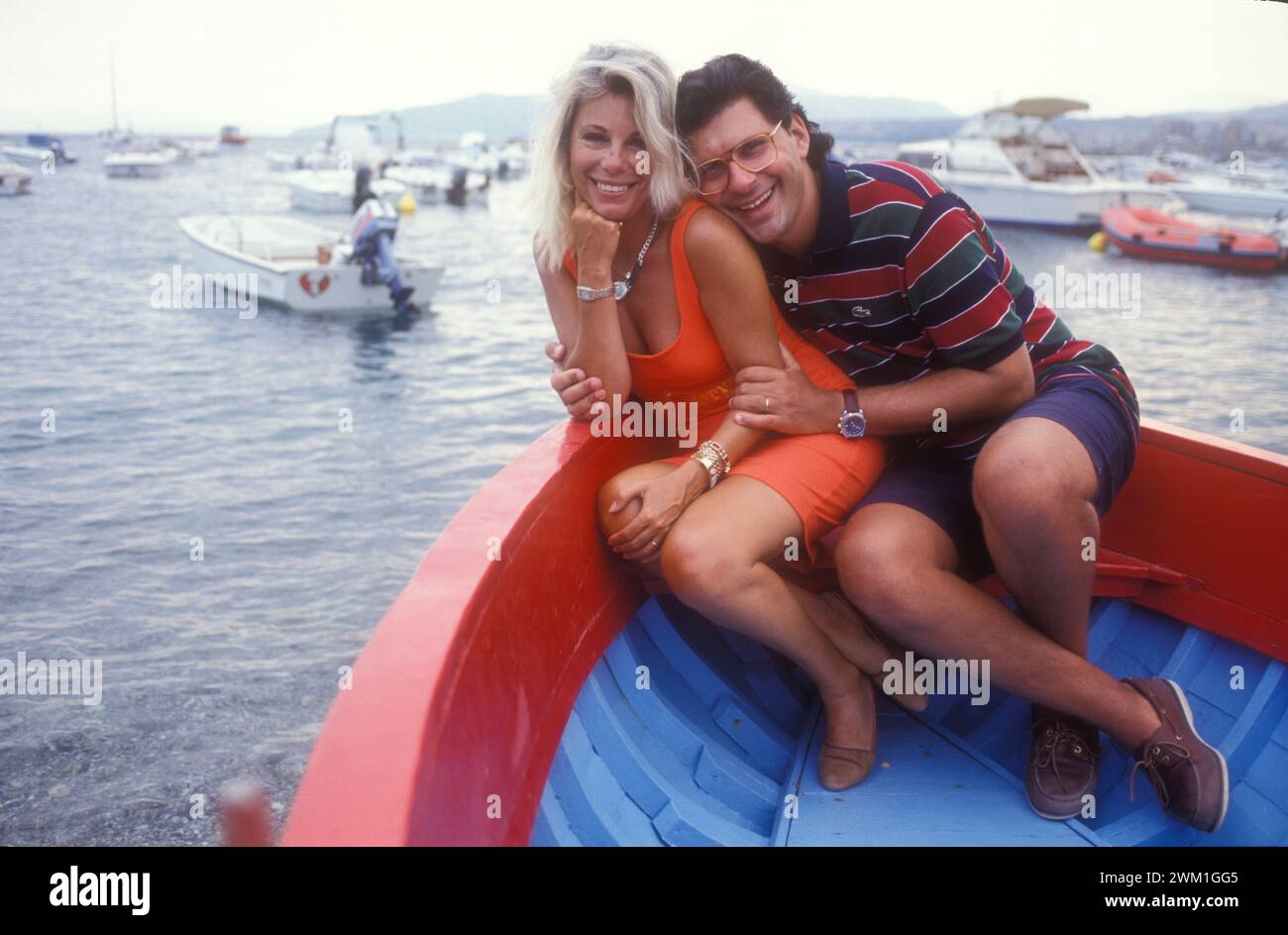 4068774 Sicile, 1991. Présentateurs de télévision italiens Fabrizio Frizzi et Rita dalla Chiesa (photo) ; (add.info.: Sicilia, 1991. I presentatori televisivi Fabrizio Frizzi e Rita dalla Chiesa) ; © Marcello Mencarini. Tous droits réservés 2024. Banque D'Images