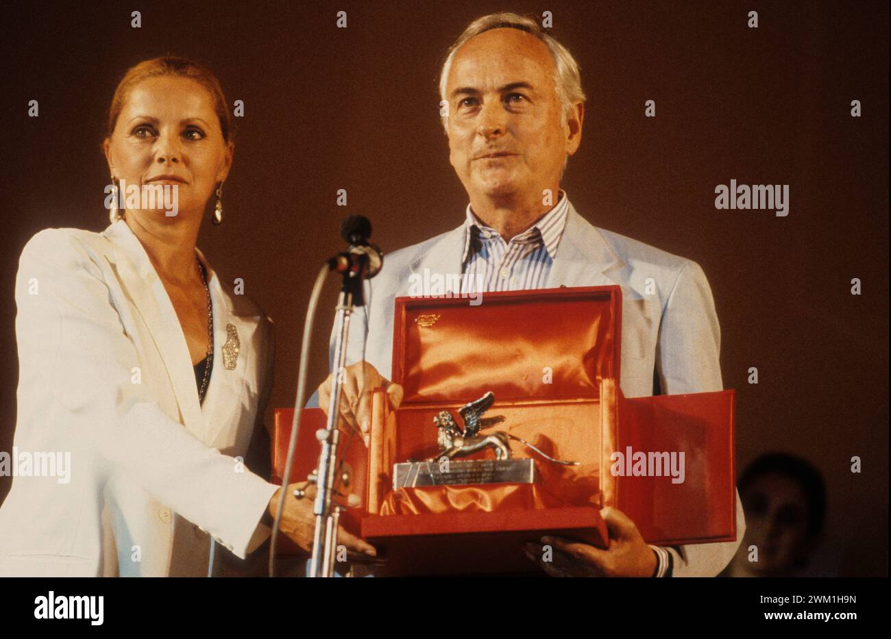 4069075 Lido de Venise, Festival du film de Venise 1987. Le réalisateur britannique James Ivory reçoit le Silver Lion Award pour le film 'Maurice' de l'actrice Virna Lisi (photo) ; (add.info.: Venice Lido ; Lido di Venezia, Italy ; Italia, Lido di Venezia, Mostra del Cinema di Venezia 1987. Il regista inglese James Ivory Riceve il Leone d'argento per il film 'Maurice' dall'atrice Virna Lisi) ; © Marcello Mencarini. Tous droits réservés 2024. Banque D'Images
