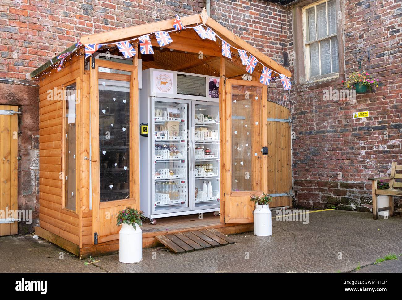 Distributeur automatique de magasin de ferme vendant des produits laitiers à la porte de la ferme directement au public, Cumbria, Royaume-Uni. Banque D'Images