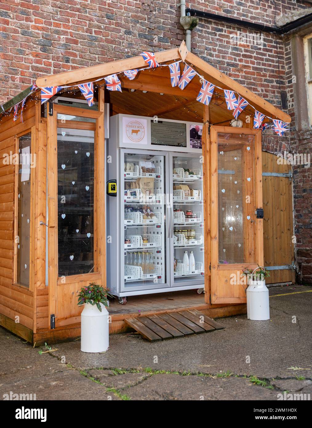 Distributeur automatique de magasin de ferme vendant des produits laitiers à la porte de la ferme directement au public, Cumbria, Royaume-Uni. Banque D'Images