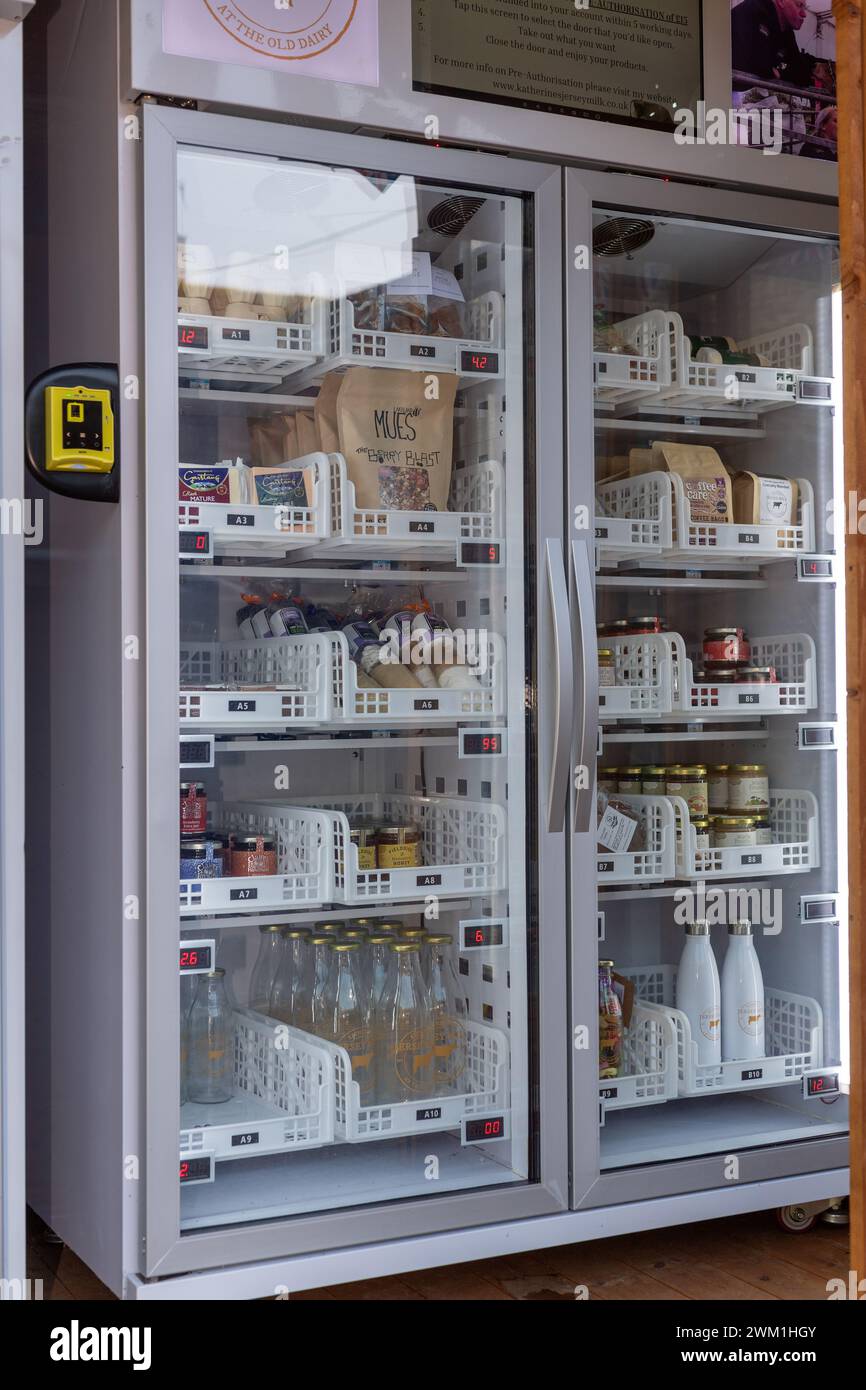 Distributeur automatique de magasin de ferme vendant des produits laitiers à la porte de la ferme directement au public, Cumbria, Royaume-Uni. Banque D'Images