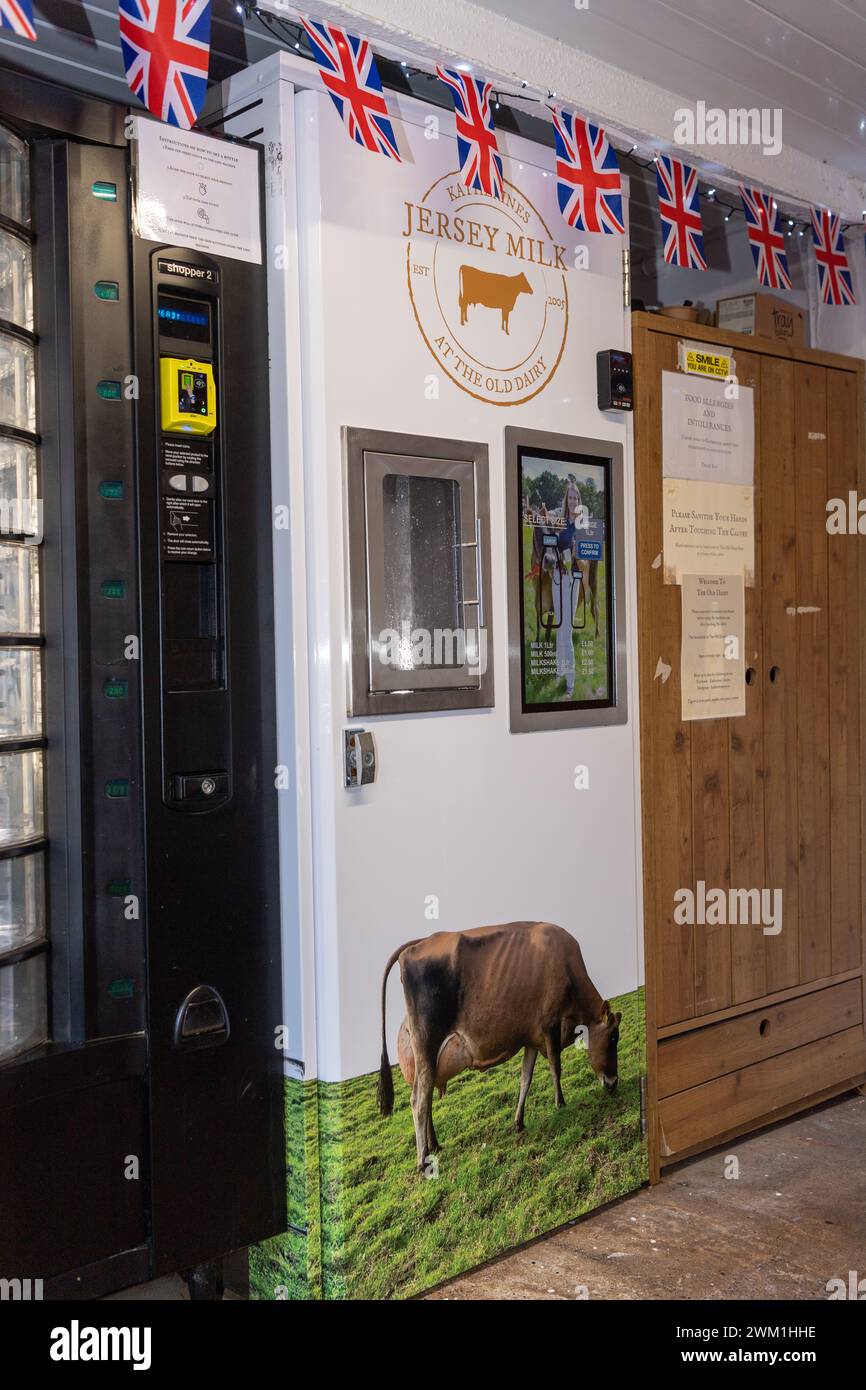 Distributeur automatique de magasin de ferme vendant des produits laitiers à la porte de la ferme directement au public, Cumbria, Royaume-Uni. Banque D'Images