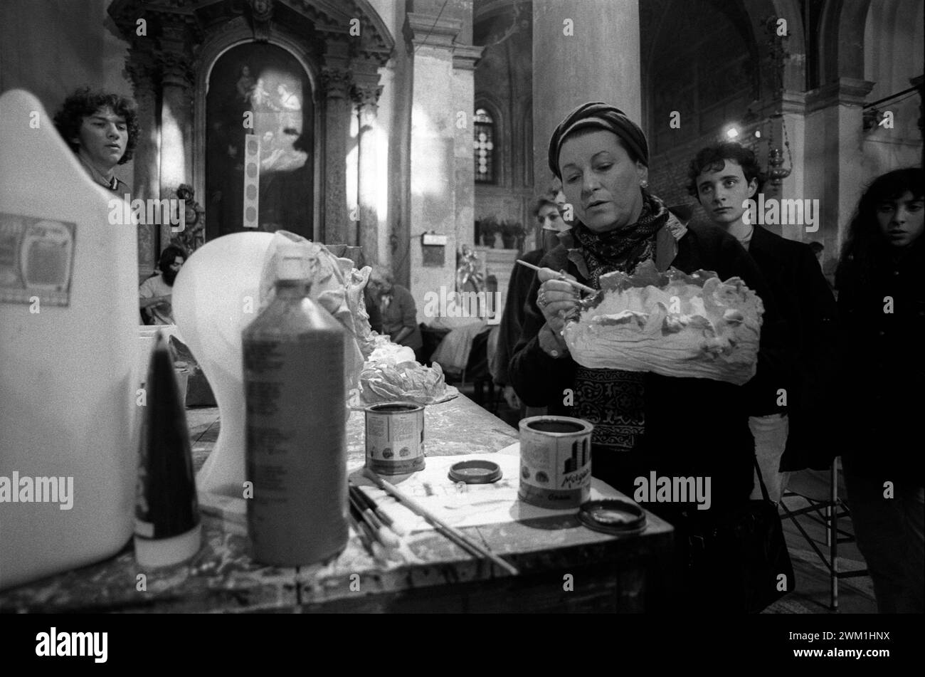 4069323 Carnaval de Venise 1980. La décoratrice italienne Giulia Mafai enseigne à son atelier le maquillage et le déguisement dans l'église San Samuele (photo) ; (add.info.: Venise ; Venezia, Italie ; Italia, Italie, église San Samuele ; Chiesa di SaVenice Carnival 1980 / Carnevale di Venezia 1980 Carnevale di Venezia 1980. La costumista e scenografa Giulia Mafai dirige il suo laboratorio su trucco e travestimento nella chiesa di San Samuele) ; © Marcello Mencarini. Tous droits réservés 2024. Banque D'Images