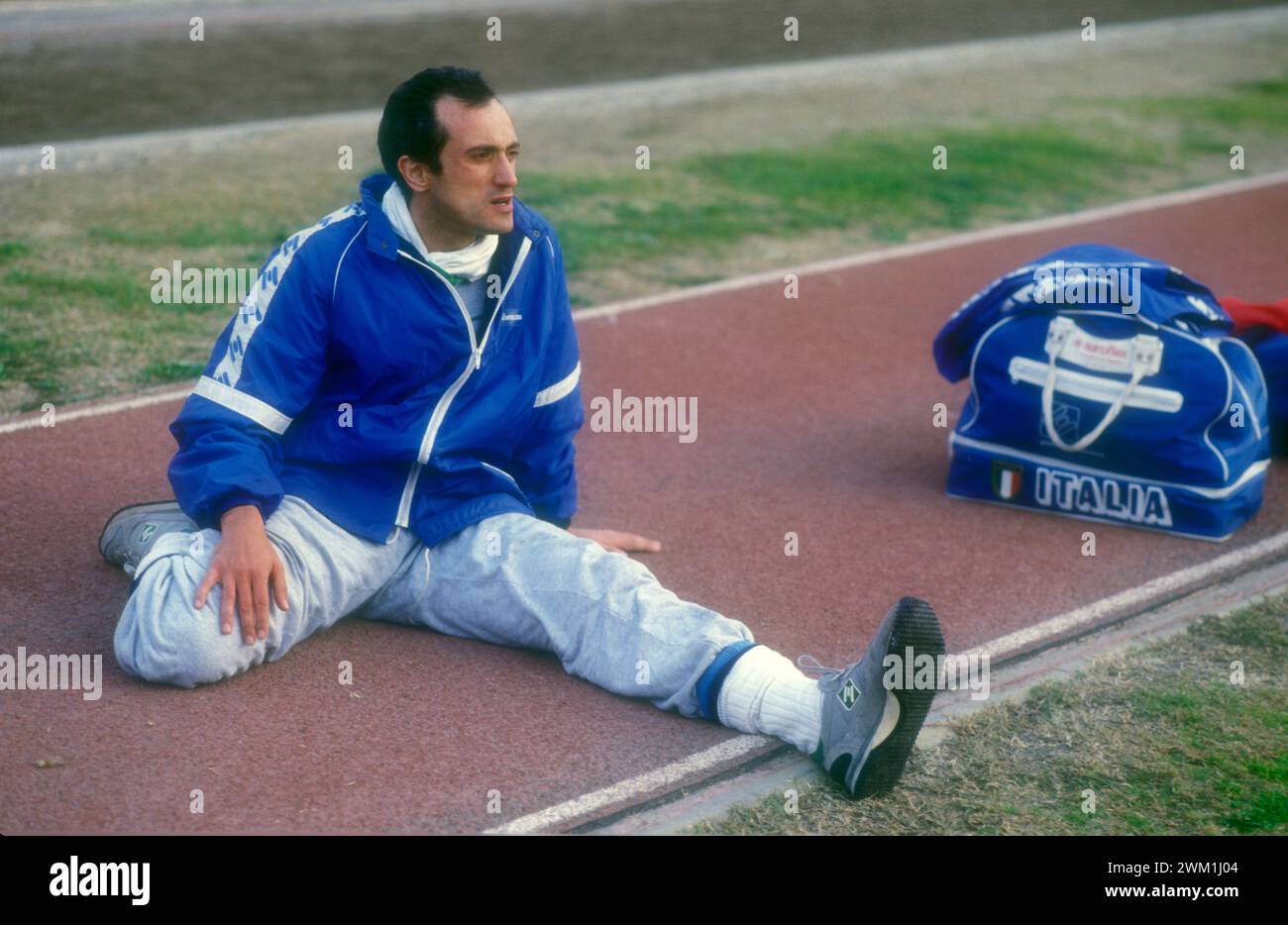 4069442 L'athlète italien Pietro Mennea qui a détenu le record du monde du 200 m pendant 17 ans (de 1979 à 1996), vers 1985 (photo) ; (add.info.: L'atleta Pietro Mennea detentore per vent'anni (dal 1979 al 1996) del record mondial sui 200 metri piani, 1985 circa) ; © Marcello Mencarini. Tous droits réservés 2024. Banque D'Images