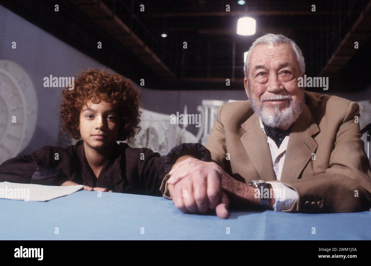 4069510 Rome, 1985. Le réalisateur-acteur américain John Huston et l'actrice enfant Radost Bokel lors de la conférence de presse du film 'Momo' (photo) ; (add.info.: Rome ; Roma, Italie ; Italia, Italie, Roma, 1985. Il regista e attore John Huston con l'attrice Radost Bokel alla conferenza stampa del film 'Momo') ; © Marcello Mencarini. Tous droits réservés 2024. Banque D'Images