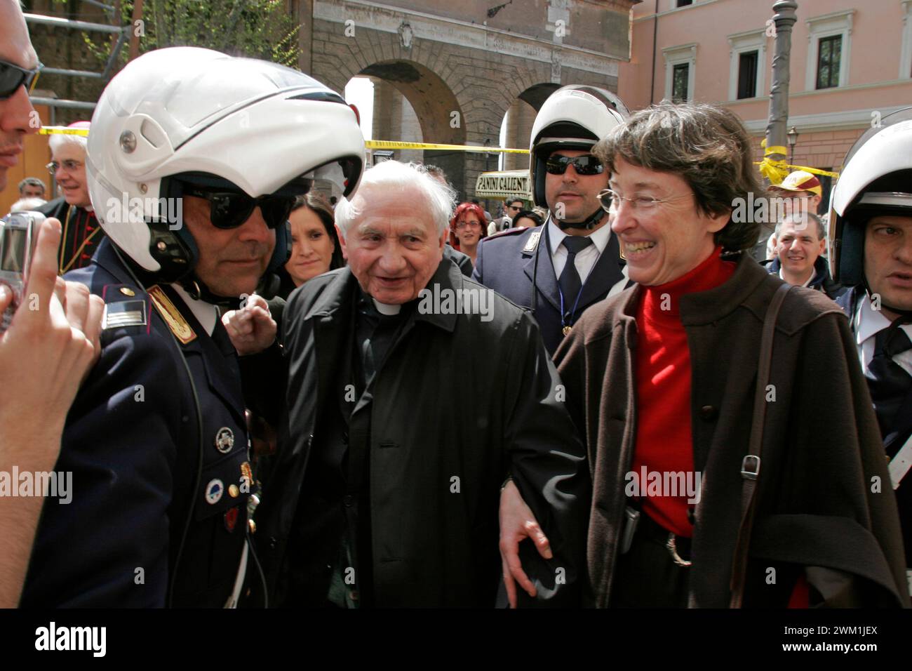 4069701 GEORG RATZINGER, frère de JOSEPH RATZINGER (pape Benoît XVI), arrive à la Cité du Vatican pour le rencontrer. 23 avril 2005 (photo) ; (add.info.: Cité du Vatican ; Città del Vatican, État du Vatican (Saint-Siège) ; Stato del Vaticano, pape Benoît XVI Joseph Ratzinger GEORG RATZINGER arriva in Vaticano per incontrare il fratello JOSEPH RATZINGER (Papa Benedetto XVI). 23 aprile 2005) ; © Marcello Mencarini. Tous droits réservés 2024. Banque D'Images