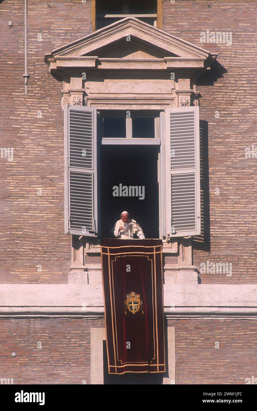 4069715 Cité du Vatican, équipée Place Pierre, 28 novembre 1999. Le pape Giovanni Paolo II prononce sa prière Angelus depuis la fenêtre du troisième étage du Palais apostolique (photo) ; (add.info.: Cité du Vatican ; Città del Vatican, État du Vatican ((Saint-Siège) ; Stato del Vaticano Place Pierre ; Piazza San P Città del Vaticano, Piazza San Pietro, 28 novembrev 1999. Papa Giovanni paolo II pronuncia l'Angelus dalla finestra del terzo piano del palazzo apostolico) ; © Marcello Mencarini. Tous droits réservés 2024. Banque D'Images