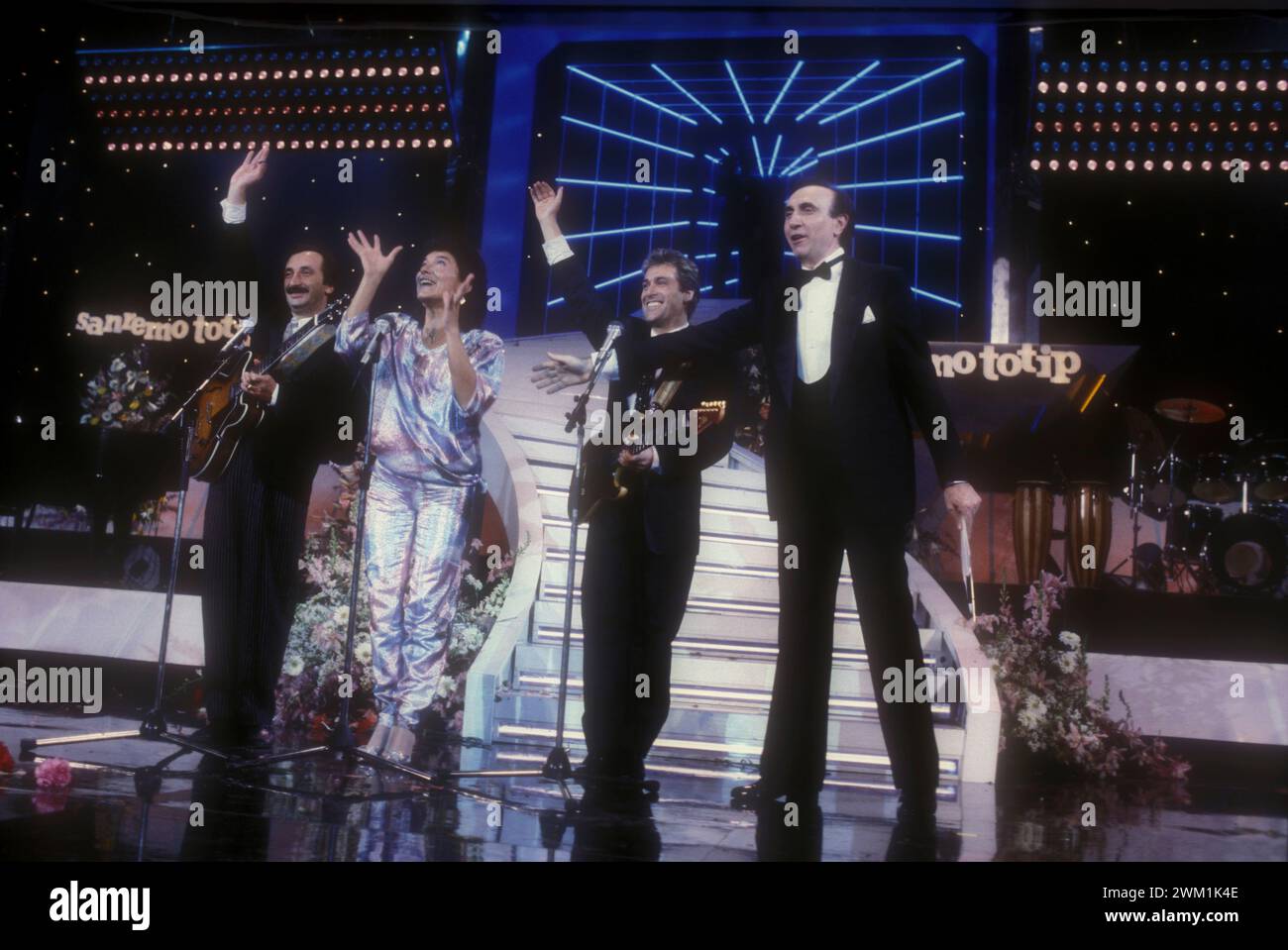 4069970 Festival de musique de Sanremo 1985. Le groupe pop italien I Ricchi e Poveri, lauréat de la chanson 'se m'innamoro', et le présentateur de télévision du Festival Pippo Baudo (photo) ; (add.info.: Sanremo, Italie ; Italie, Festival di Sanremo 1985 Festival di Sanremo 1985. I Ricchi e Poveri, vincitori del Festival con la canzone 'se m'innamoro', e il presentatore televisivo Pippo Baudo) ; © Marcello Mencarini. Tous droits réservés 2024. Banque D'Images