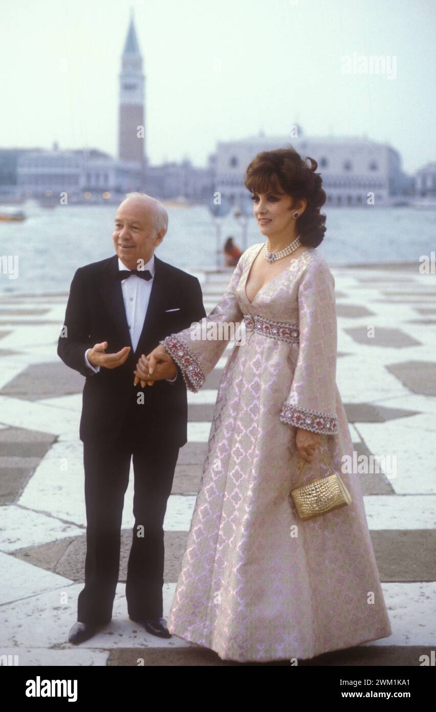 4070041 Venise, île de San Giorgio, vers 1985. Edilio Rusconi, éditeur italien, et Gina Lollobrigida (photo) ; (add.info.: Venise ; Venezia, Italy ; Italia, Italie, Venezia, Isola di San Giorgio, 1985 circa. L'éditore Edilio Rusconi con L'attrice Gina Lollobrigida) ; © Marcello Mencarini. Tous droits réservés 2024. Banque D'Images