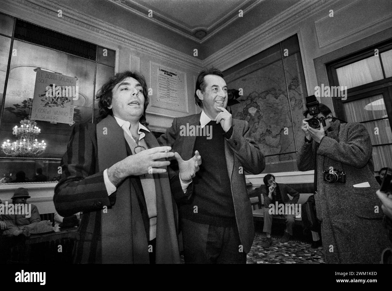 4070103 Venise, 1981. L'acteur Leopoldo Mastelloni et le directeur artistique du Carnaval de Venise Maurizio Scaparro (photo) ; (add.info.: Venise ; Venezia, Italie ; Italia, Italie, Venezia, 1981. L'attore Leopoldo Mastelloni e il irettore artistico del Carnevale di Venezia Maurizio Scaparro) ; © Marcello Mencarini. Tous droits réservés 2024. Banque D'Images