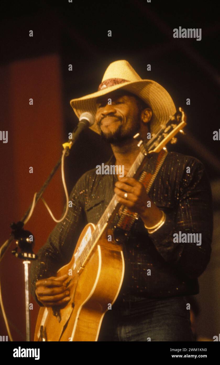 4070222 guitariste américain de blues Taj Mahal (nom de scène de Henry Saint clair Fredericks), vers 1985 (photo) ; (add.info.: il chitarrista Taj Mahal (pseudonimo de Henry Saint clair Fredericks), 1986 vers) ; © Marcello Mencarini. Tous droits réservés 2024. Banque D'Images