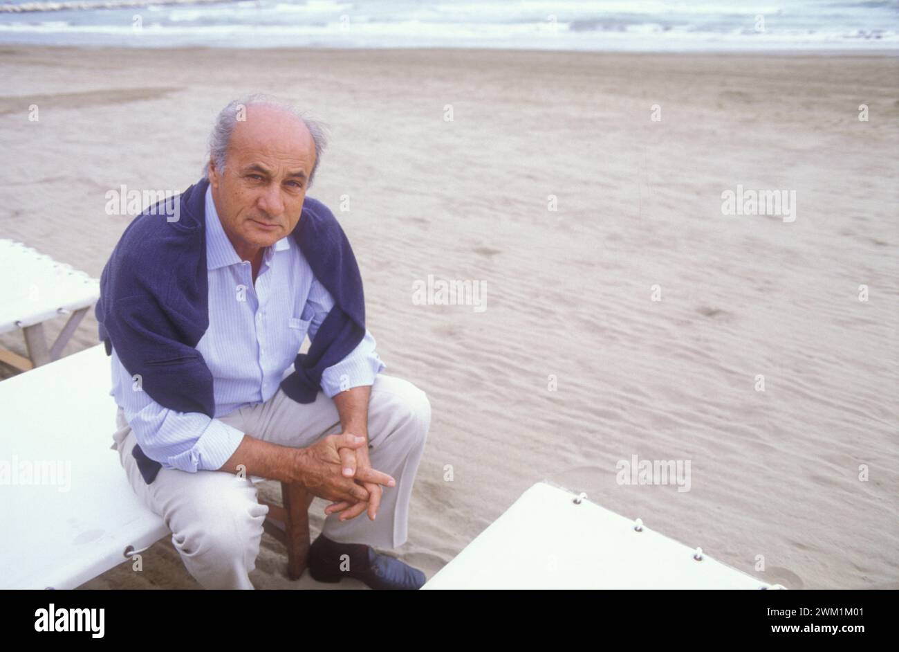 4070333 Lido de Venise, Festival du film de Venise 1984. Le réalisateur italien Florestano Vancini, en compétition avec le film 'la neve nel bicchiere' (neige dans le verre) (photo) ; (add.info.: Venise Lido ; Lido di Venezia, Italie ; Italia, Lido di Venezia, Mostra del Cinema di Venezia 1984. Il regista Florestano Vancini, in concorso con il film 'la neve nel bicchiere') ; © Marcello Mencarini. Tous droits réservés 2024. Banque D'Images