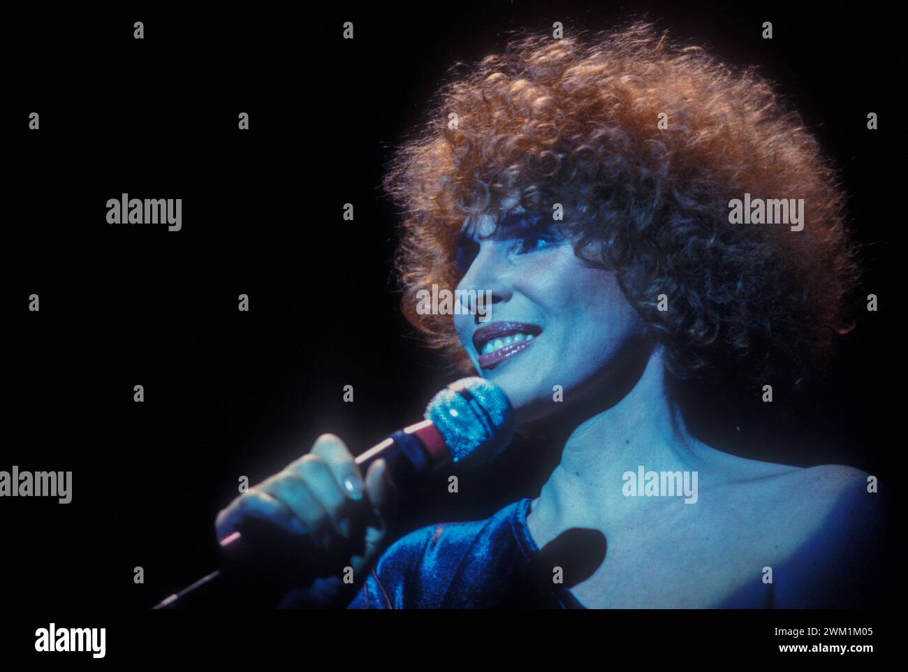 4070339 chanteuse pop italienne Ornella Vanoni en scène (1985) (photo) ; (add.info.: la cantante Ornella Vanoni en concerto (1985)) ; © Marcello Mencarini. Tous droits réservés 2024. Banque D'Images