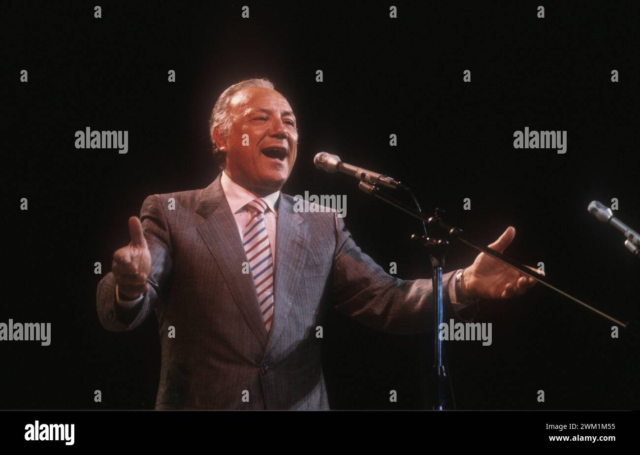 4070391 chanteur italien Claudio Villa en scène (vers 1985) (photo) ; (add.info.: il cantante Claudio Villa en concerto (vers 1985)) ; © Marcello Mencarini. Tous droits réservés 2024. Banque D'Images
