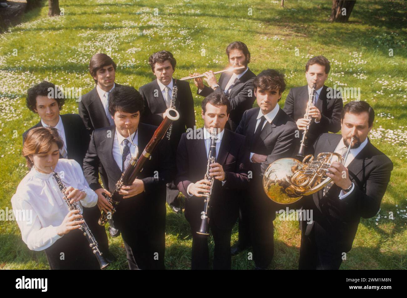 4070411 compositeur, chef d'orchestre et directeur musical italien Alessio Vlad (quatrième en partant de la gauche au premier rang) avec l'orchestre de chambre Gruppo di Roma (vers 1985) (photo) ; (add.info.: il compositore, direttore d'orchestra e Organizatore musicale Alessio Vlad (quarto da sinistra nella prima fila) con il Gruppo di Roma (vers 1985))); © Marcello Mencarini. Tous droits réservés 2024. Banque D'Images