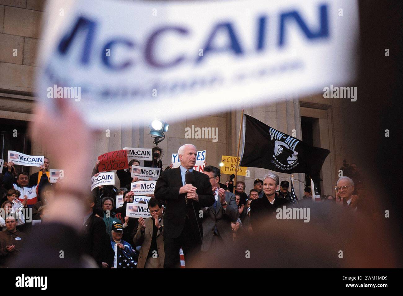 4070525 New York, 2000. Candidat républicain à la présidence des États-Unis John McCain et son épouse Cindy Hensley McCain lors d'un rassemblement électoral à Wall Street (photo) ; (add.info.: New York, États-Unis d'Amérique; Stati Uniti, ManhattanNew York (2000) il candidato del Partito Repubblicano alla Presidenza degli Stati Uniti John McCain e sua moglie Cindy Hensley McCain durante un comizio a Wall Street per la campagna elettorale) ; © Marcello Mencarini. Tous droits réservés 2024. Banque D'Images