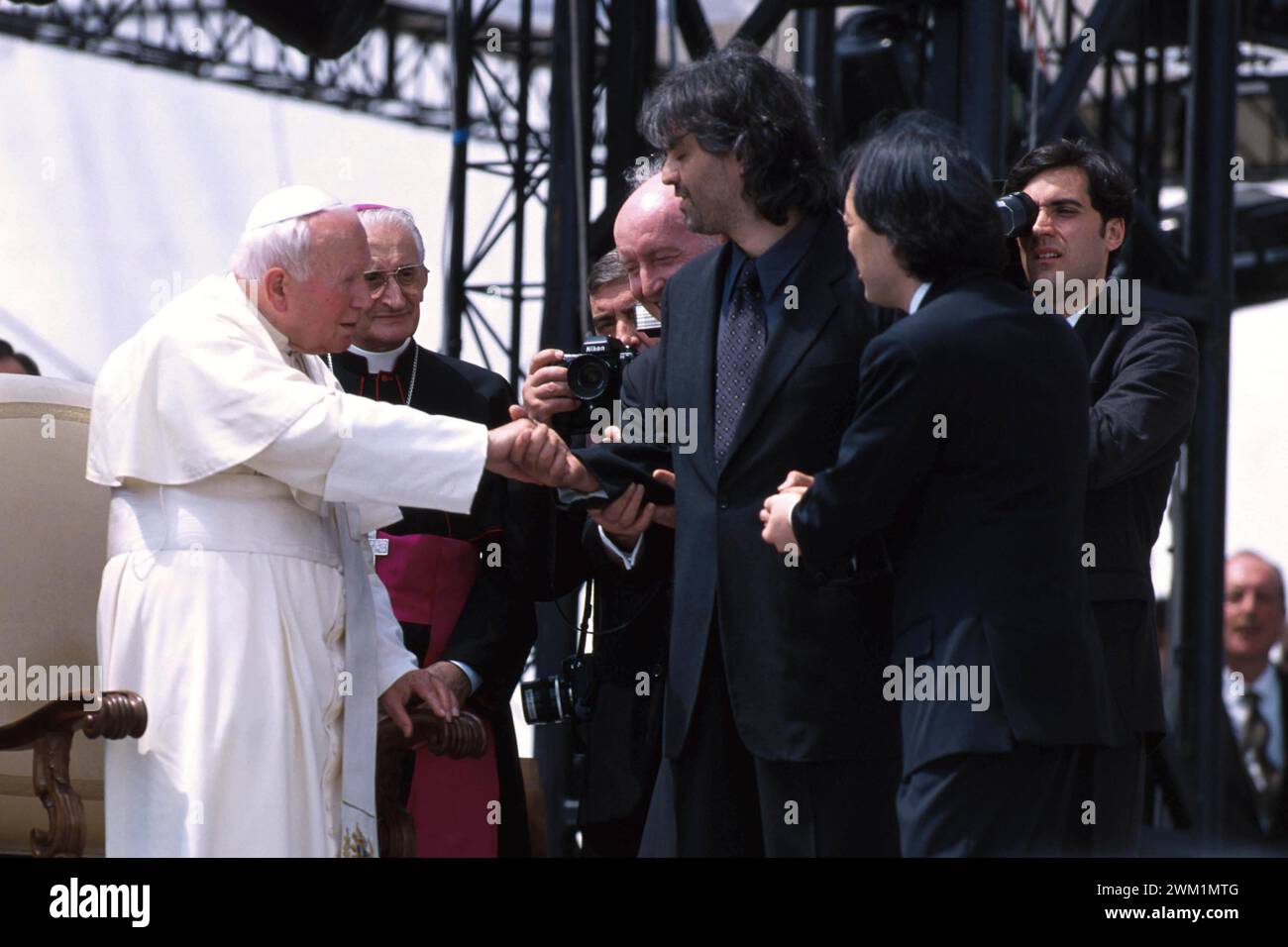 4070736 Rome, Tor Vergata, concert du 1er mai 2000. Le pape Jean-Paul II salue la chanteuse Andrea Bocelli et le chef d'orchestre Myung-Wun Chung (photo) ; (add.info.: Rome ; Roma, Italie ; Italia, Italie, Tor VergataConcert du 1er mai 2000 / Concerto del Primo Maggio 2000 Roma, Tor Vergata, Concerto del Primo maggio 2000. Papa Giovanni Paolo II saluta il cantante Andrea Bocelli e il direttore d'orchestre Myung-Wun Chung) ; © Marcello Mencarini. Tous droits réservés 2024. Banque D'Images