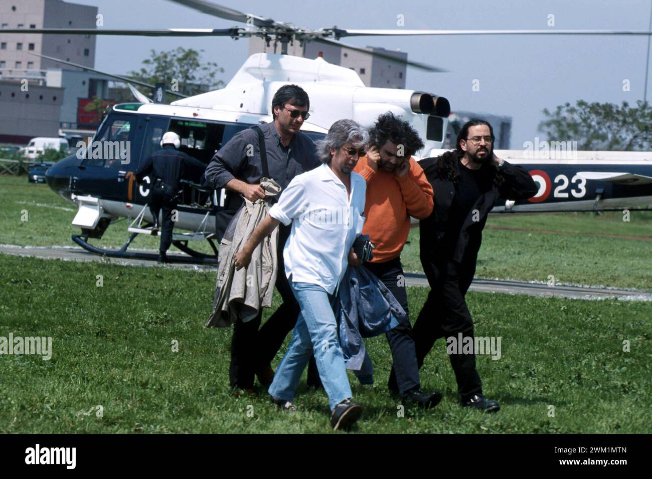 4070733 Rome, Tor Vergata, 1er mai 2000. Le chanteur Andrea Bocelli arrive avec son frère Alberto et son agent Michele Torpedine au concert du 1er mai, un concert annuel gratuit qui accueille les plus grands artistes italiens et quelques invités internationaux. L'événement a normalement lieu sur la Piazza San Giovanni, mais cette année, pour le Jubilé, a lieu dans la zone universitaire de Tor Vergata (photo) ; (add.info.: Rome ; Roma, Italie ; Italia, Italie, Tor VergataConcert du 1er mai 2000 / Concerto del Primo Maggio 2000 Roma, Tor Vergata, Concerto del Primo maggio 2000. Andrea Bocelli arriva con suo fratello Alberto e il Banque D'Images
