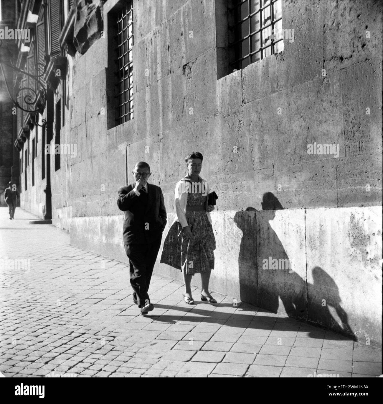 MME4694034 Rome, octobre 1956 les philosophes français Jean-Paul Sartre et Simone de Beauvoir marchant dans la rue/Roma, octobre 1956 I filosofi Jean Paul Sartre et Simone de Beauvoir camminano per Strand - ; (add.info.: Rome, octobre 1956 les philosophes français Jean-Paul Sartre et Simone de Beauvoir marchant dans la rue/Roma, octobre 1956 I filosofi Jean Paul Sartre et Simone de Beauvoir camminano per Strand -) ; photo © Marcello Mencarini Archives. Banque D'Images