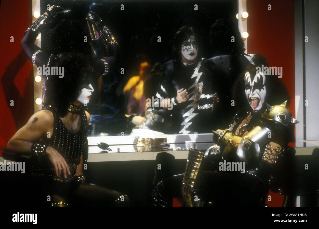 MME4696698 Groupe de rock américain KISS en concert, Rome vers 1980/KISS, groupe de rock, Roma 1980 circa - ; (add.info.: groupe de rock américain KISS en concert, Rome vers 1980/KISS, groupe de rock, Roma 1980 vers -) ; © Marcello Mencarini. Tous droits réservés 2024. Banque D'Images