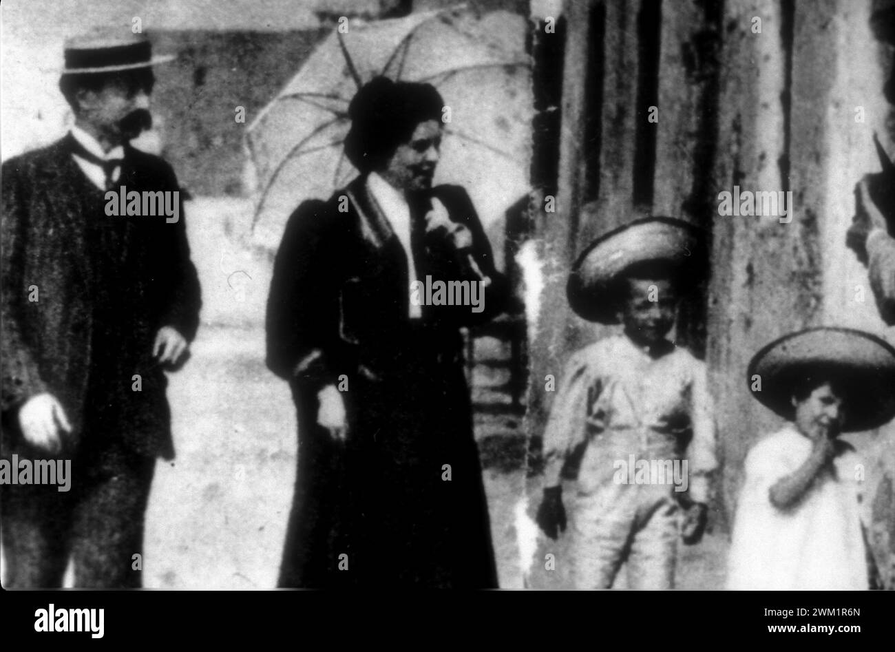 MME4709582 Portrait de l'écrivaine italienne Grazia Deledda (1871-1936) avec son mari et ses enfants. ; (add.info.: Portrait de l'écrivaine italienne Grazia Deledda (1871-1936) avec son mari et ses enfants.) ; © Marcello Mencarini. Tous droits réservés 2023. Banque D'Images