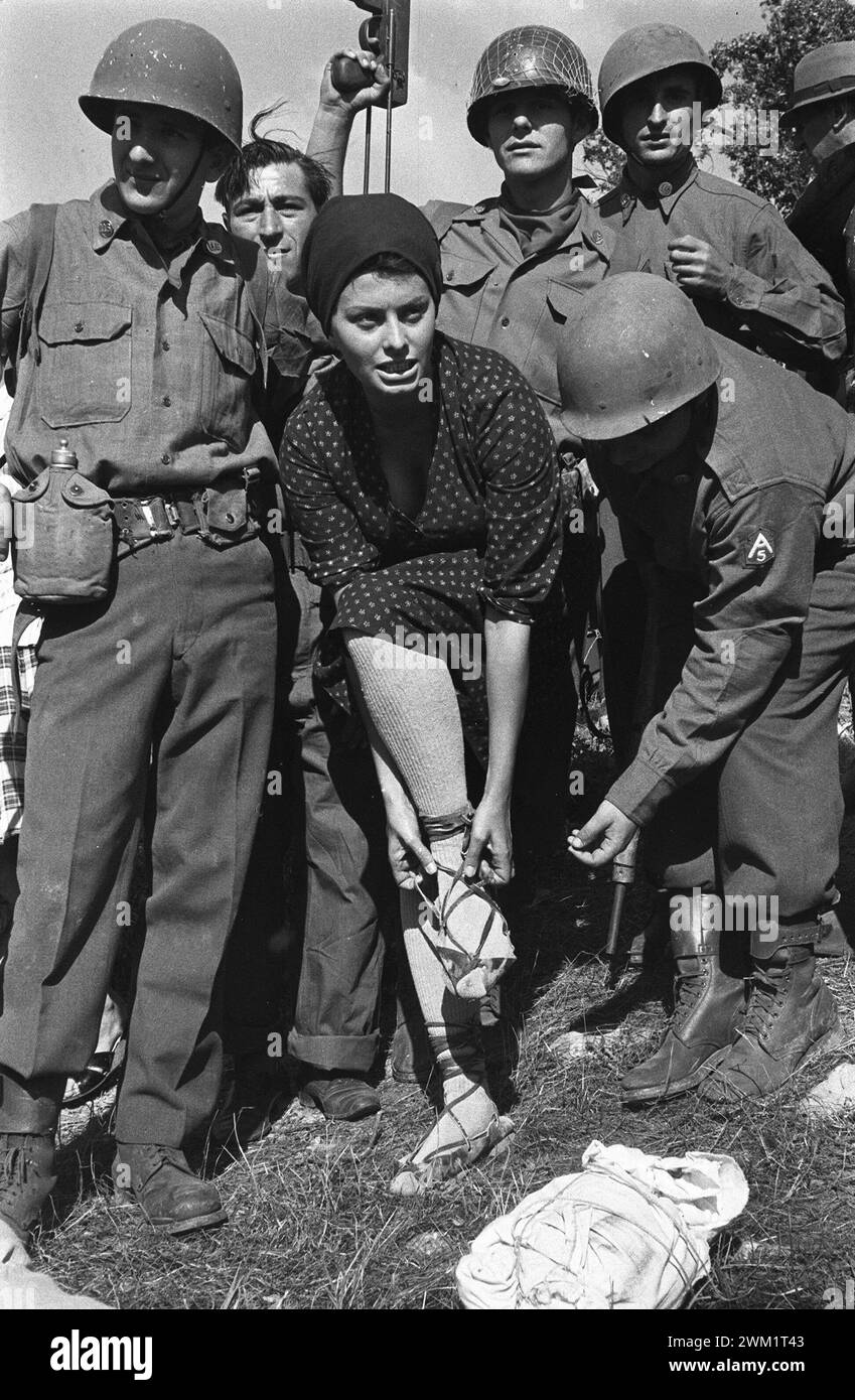 MME4718079 07-10-1960 L'actrice Sophia Loren sur le tournage du film "" la Ciociara"" ("deux femmes") réalisé par Vittorio de Sica/07-10-1960 L'attrice Sophia Loren sul set del film "" la Ciociara""" diretto de Vittorio de Sica - Marcello Mencarini Archives historiques ; (add.info.: 07-10-1960 L'actrice Sophia Loren sur le tournage du film "" la Ciociara" ("deux femmes") réalisé par Vittorio de Sica/07-10-1960 L'attrice Sophia Loren sul set del film "" la Ciociara""" diretto de Vittorio de Sica - Archives historiques Marcello Mencarini) ; photo © Archives Marcello Mencarini. Banque D'Images