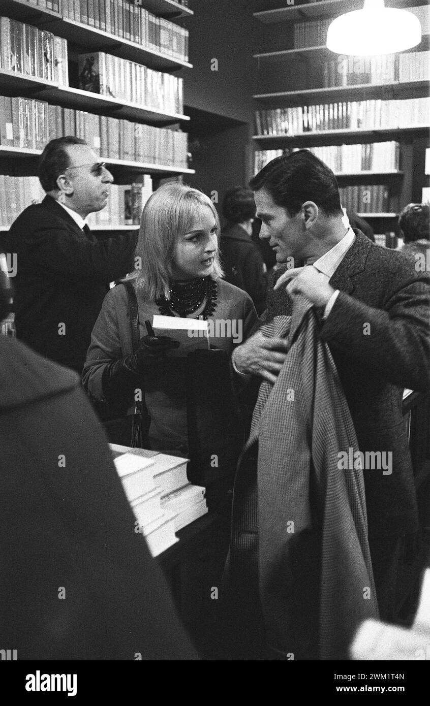 MME4718821 Rome, 1961 L'actrice italienne Laura Betti et l'écrivain Pier Paolo Pasolini dans une librairie/Roma, 1961 L'attrice Laura Betti e lo scrittore Pier Paolo Pasolini dans une librairie - Archives historiques Marcello Mencarini ; (add.info.: Rome, 1961 L'actrice italienne Laura Betti et l'écrivain Pier Paolo Pasolini dans une librairie/Roma, 1961 L'attrice Laura Betti e lo scrittore Pier Paolo Pasolini dans une librairie - Archives historiques Marcello Mencarini) ; photo © Archives Marcello Mencarini. Banque D'Images