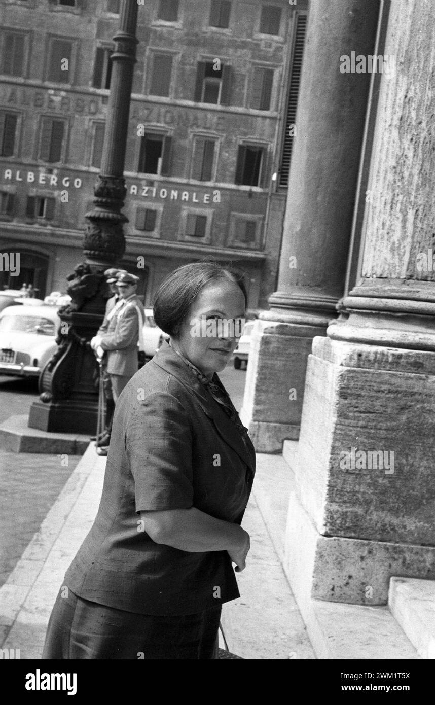 MME4719165 Rome, 1961 Nilde Iotti, politicien italien membre du Parti communiste italien, se rendant au Palazzo Montecitorio, siège de la Chambre des députés/Rome, 1961 Nilde Iotti, membre du partito comunista Italiano (PCI), mntre entra a Montecitorio, sede della Camera dei Deputati - Marcello Mencarini Historical Archives (add.info.: Rome, 1961 Nilde Iotti, politicien italien membre du Parti communiste italien, se rendant au Palazzo Montecitorio, siège de la Chambre des députés/Roma, 1961 Nilde Iotti, membre du partito comunista Italiano (PCI), mntre entra a Montecitorio, sede della Cam Banque D'Images