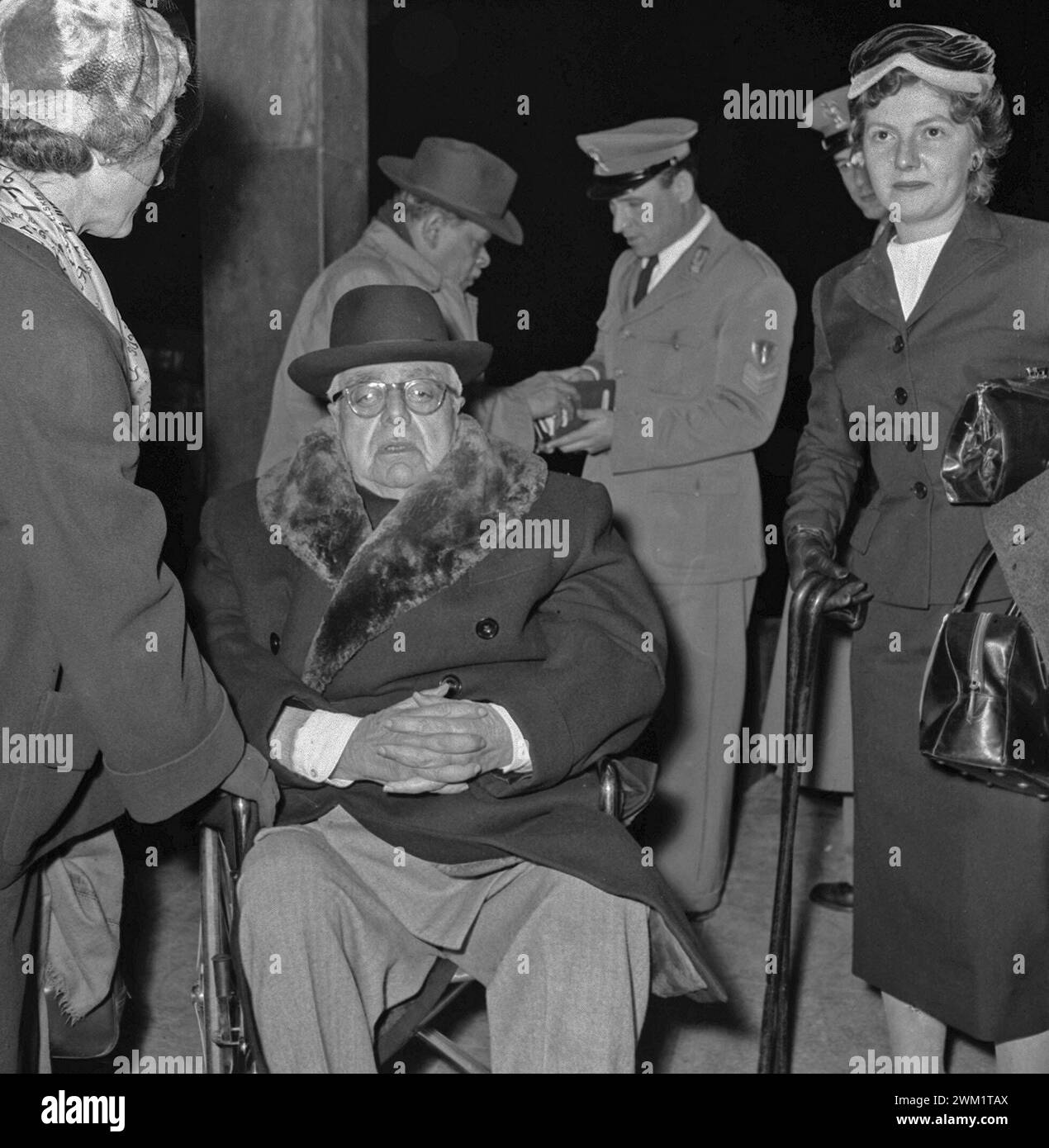 MME4720979 Aéroport, Fiumicino (Rome), 03-01-1957 Prince Ali Salman Aga Khan (également connu sous le nom d'Aly Khan) arrivée en Italie ; (add.info.: Aéroport, Fiumicino (Rome), 03-01-1957 Prince Ali Salman Aga Khan (également connu sous le nom d'Aly Khan) arrivée en Italie) ; photo © Archives Marcello Mencarini. Banque D'Images