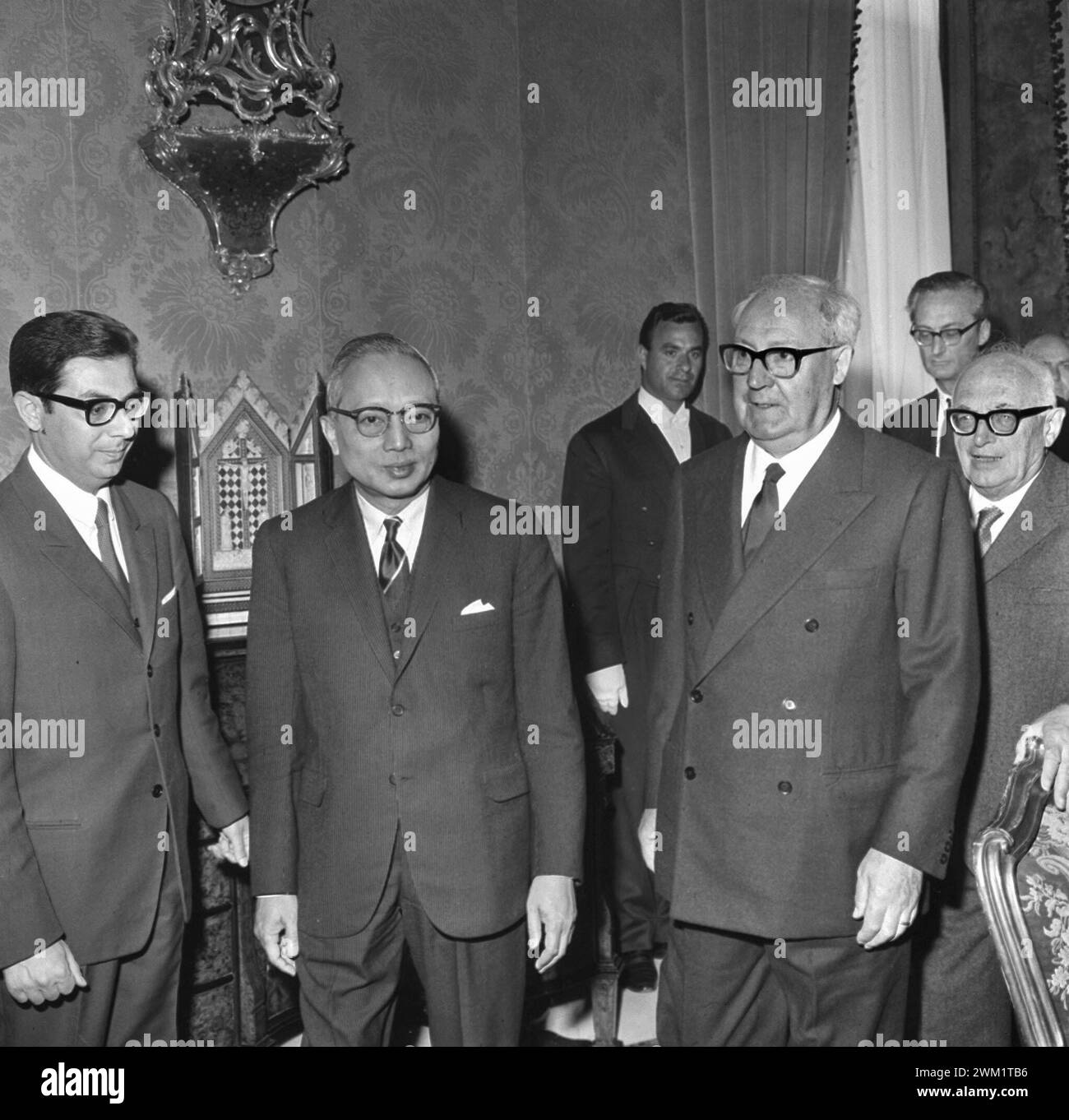 MME4720891 Rome, environ 1965 diplomate birman et troisième secrétaire général des Nations Unies de 1961 à 1971 Maha Thray Sithu U Thant et Giuseppe Saragat, ministre des Affaires étrangères en 1963 et 1964 et président de la République italienne de 1964 à 1971/Roma, 1965 vers Sithu U Thant, Diplomatico Burmano e terzo segretario generale dell'onu dal 1961 to 1971, e Giuseppe Saragat (presidente del partito socialDemocco italiano e dal 1964 al 1971 presidente della repubblica italiana) - Archives historiques Marcello Mencarini (add.info.: Rome, environ 1965 diplomate birman et troisième secrétaire général Banque D'Images