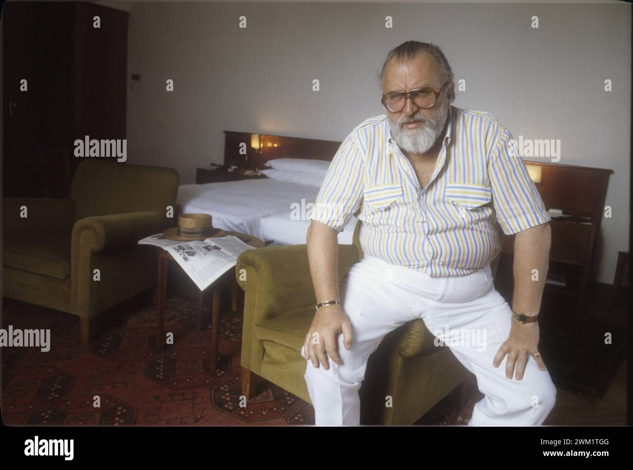 MME4723242 Lido de Venise, Festival du film de Venise 1988. Le réalisateur italien Sergio Leone, président du jury, dans sa chambre à l'hôtel Excelsior ; (Lido de Venise add.info.:, Festival du film de Venise 1988. Le réalisateur italien Sergio Leone, président du jury, dans sa chambre à l'hôtel Excelsior) ; © Marcello Mencarini. Tous droits réservés 2024. Banque D'Images