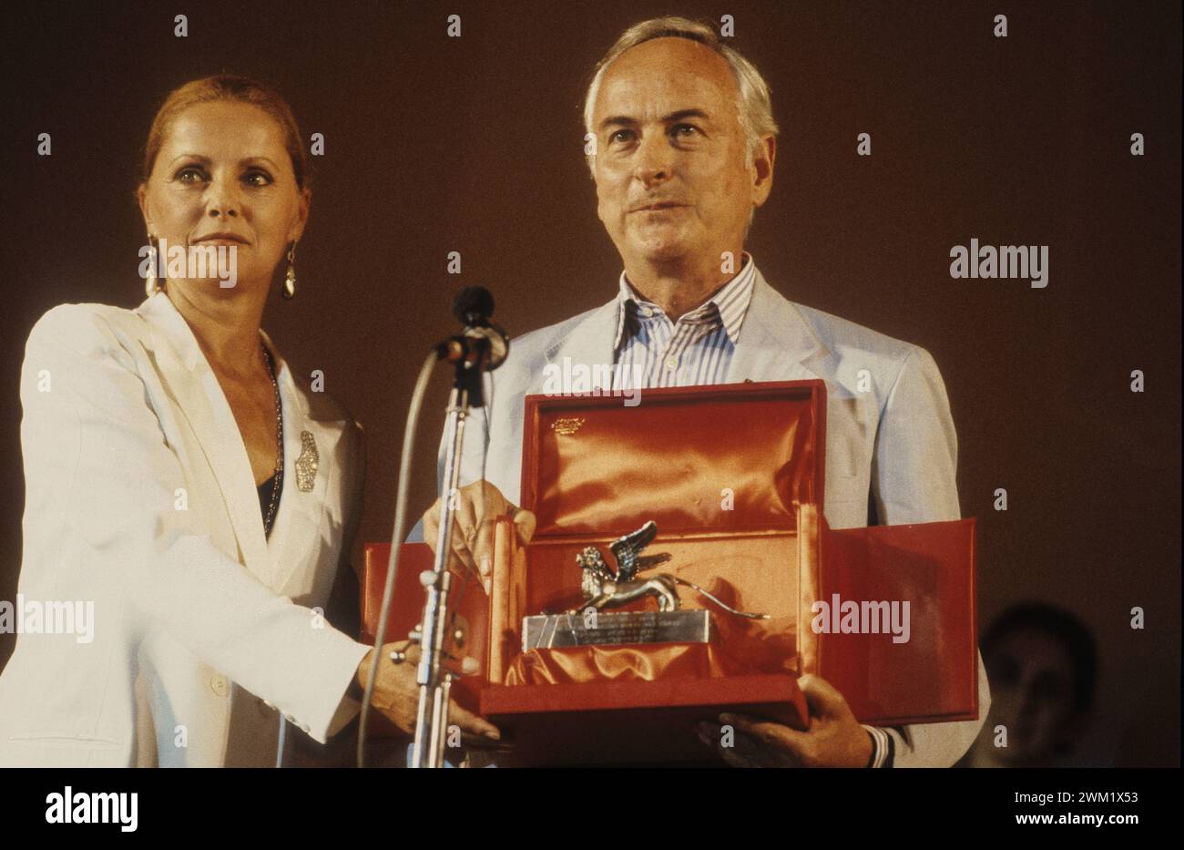 MME4738554 Lido de Venise, Festival du film de Venise 1987. Le réalisateur britannique James Ivory reçoit le Silver Lion Award pour le film « Maurice » des mains de l’actrice Virna Lisi/Lido di Venezia, Festival du film de Venise 1987. James Ivory Riceve il Leone d'argento pour le film « Maurice » de Virna Lisi - ; (add.info.: Lido de Venise, Festival du film de Venise 1987. Le réalisateur britannique James Ivory reçoit le Silver Lion Award pour le film « Maurice » des mains de l’actrice Virna Lisi/Lido di Venezia, Festival du film de Venise 1987. James Ivory Riceve il Leone d'argento pour le film « Maurice » de Virna Lisi -) ; © Marcello Mencarini. Tous droits R Banque D'Images