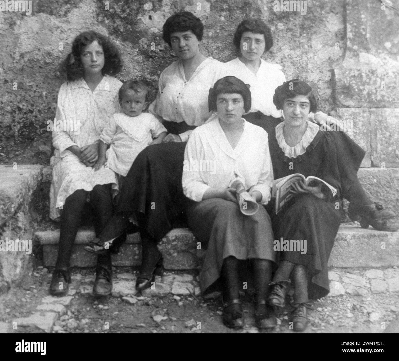 MME4738704 Pietro Ingrao enfant avec ses tantes, c.1917 (photo noir et blanc) ; © Marcello Mencarini. Tous droits réservés 2024. Banque D'Images