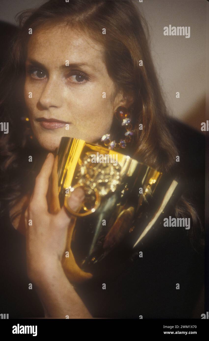 MME4739581 Lido de Venise, Festival du film de Venise 1988. L’actrice anglaise Isabelle Huppert reçoit la Coppa Volpi de la meilleure actrice pour son rôle dans « une affaire de femmes », réalisé par Claude Chabrol/Lido di Venezia, Mostra del Cinema di Venezia 1988. L'attrice francese Isabelle Huppert riceve la coppa Volpi come migliorte attrice per la sua interpretazione in "une affaire de femmes", diretto de Claude Chabrol - ; (add.info.: Lido de Venise, Festival du film de Venise 1988. L’actrice anglaise Isabelle Huppert reçoit la Coppa Volpi de la meilleure actrice pour son rôle dans « » une af Banque D'Images