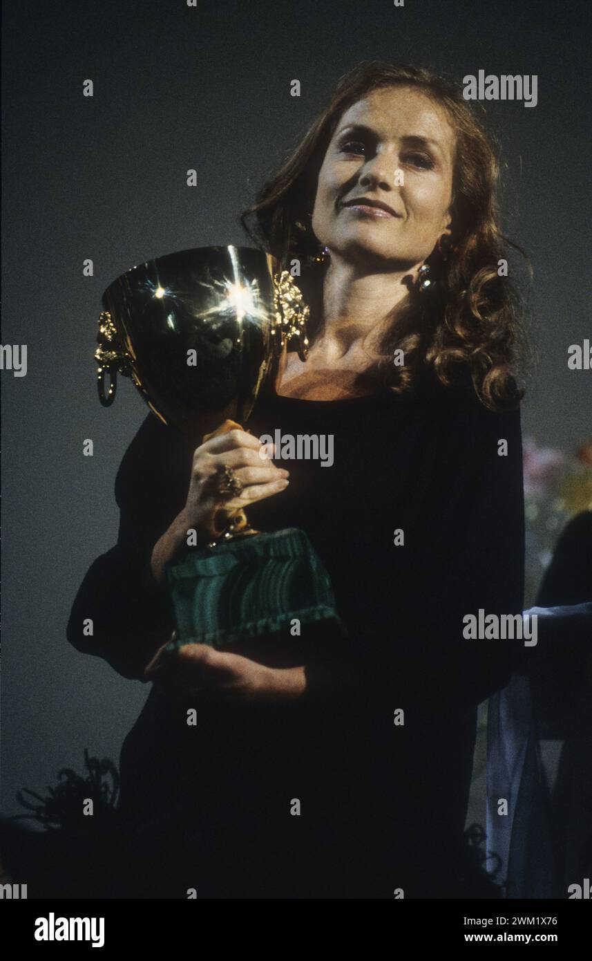 MME4739570 Lido de Venise, Festival du film de Venise 1988. L’actrice anglaise Isabelle Huppert reçoit la Coppa Volpi de la meilleure actrice pour son rôle dans « une affaire de femmes », réalisé par Claude Chabrol/Lido di Venezia, Mostra del Cinema di Venezia 1988. L'attrice francese Isabelle Huppert riceve la coppa Volpi come migliorte attrice per la sua interpretazione in "une affaire de femmes", diretto de Claude Chabrol - ; (add.info.: Lido de Venise, Festival du film de Venise 1988. L’actrice anglaise Isabelle Huppert reçoit la Coppa Volpi de la meilleure actrice pour son rôle dans « » une af Banque D'Images