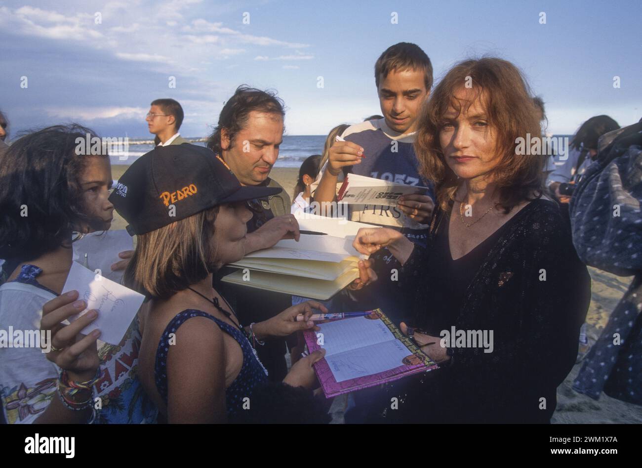 MME4739509 Lido de Venise, Festival du film de Venise 1995. Actrice anglaise Isabelle Huppert, lauréate de la Coppa Volpi de la meilleure actrice pour ses rôles dans le film « la Ceremonie » réalisé par Claude Chabrol/Lido di Venezia, Mostra del Cinema di Venezia 1995. L'attrice Isabelle Huppert, vincitrice della Coppa Volpi per la migliore attrice per la sua interpréttazione nel film « la Ceremonie » (le buio nella mente) réalisé par Claude Chabrol - ; (add.info.: Lido de Venise, Festival du film de Venise 1995. Actrice anglaise Isabelle Huppert, lauréate de la Coppa Volpi de la meilleure actrice pour ses rôles dans le film « » la Cerem Banque D'Images